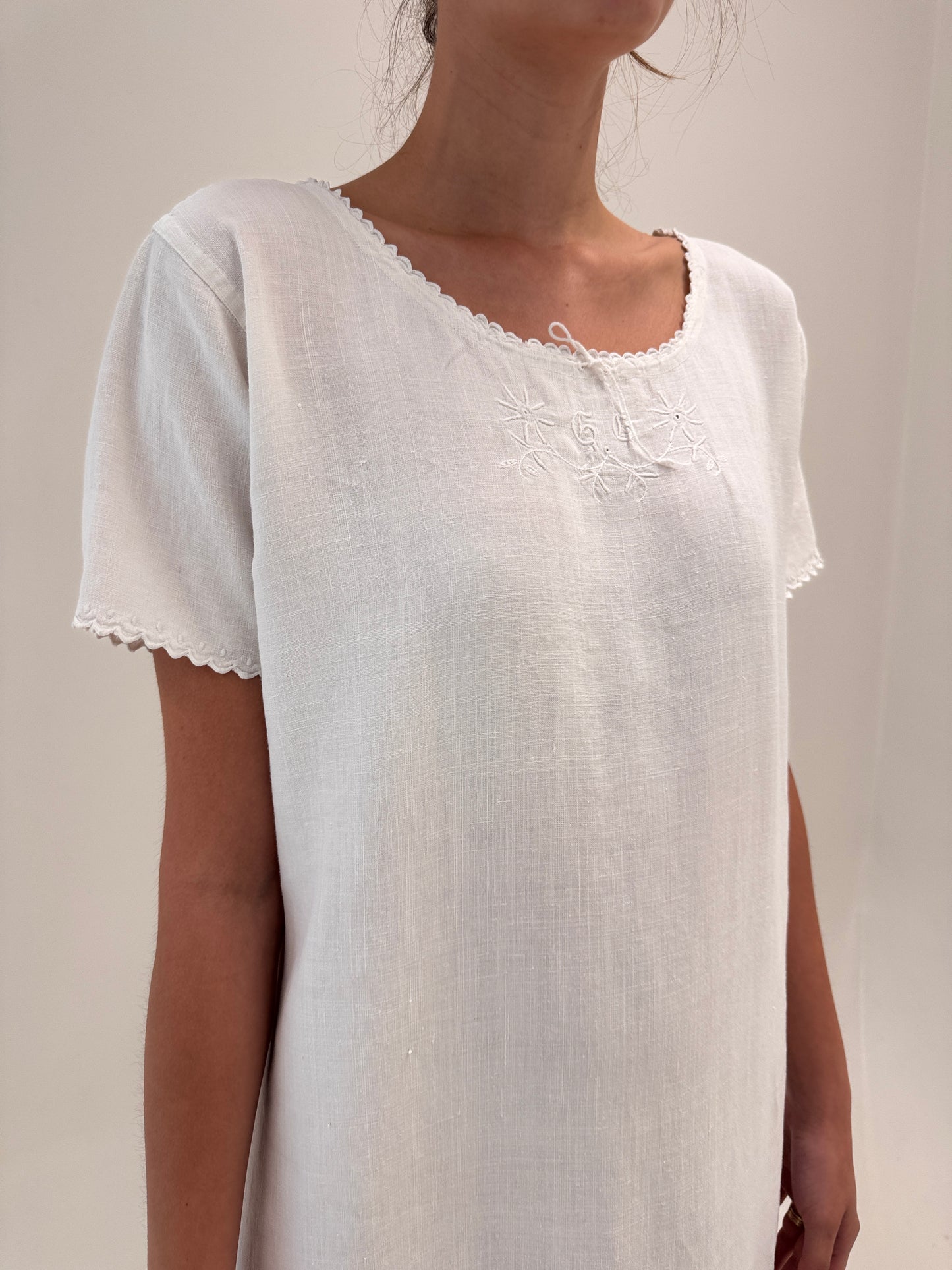 Rochie maxi excepțională din pânză de in cu broderie manuală delicată