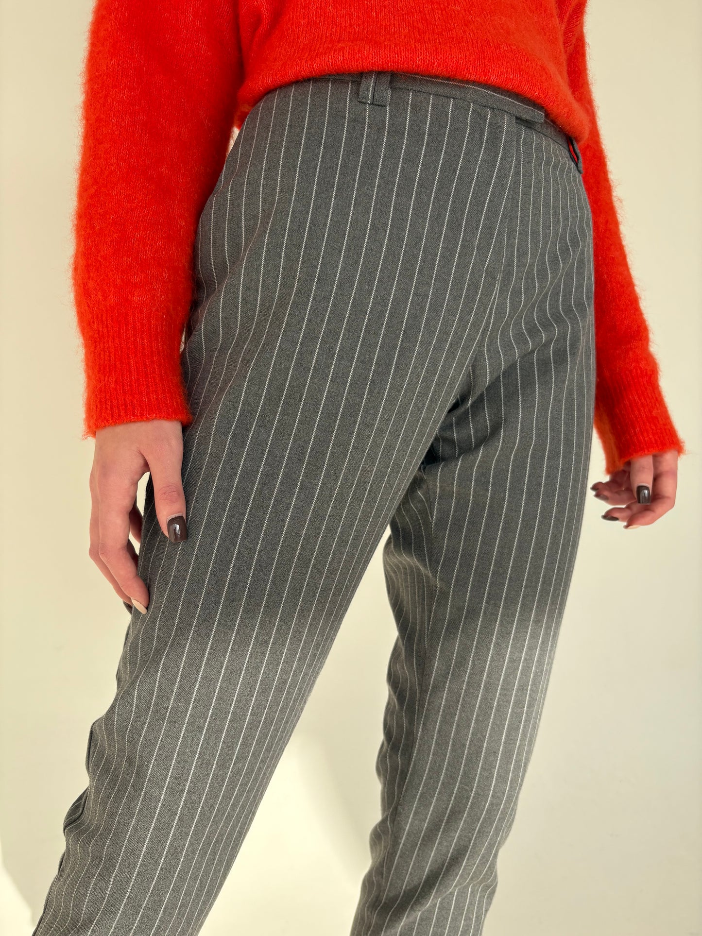 Pantaloni petite cu manșetă și dungi fine verticale din stofita strech