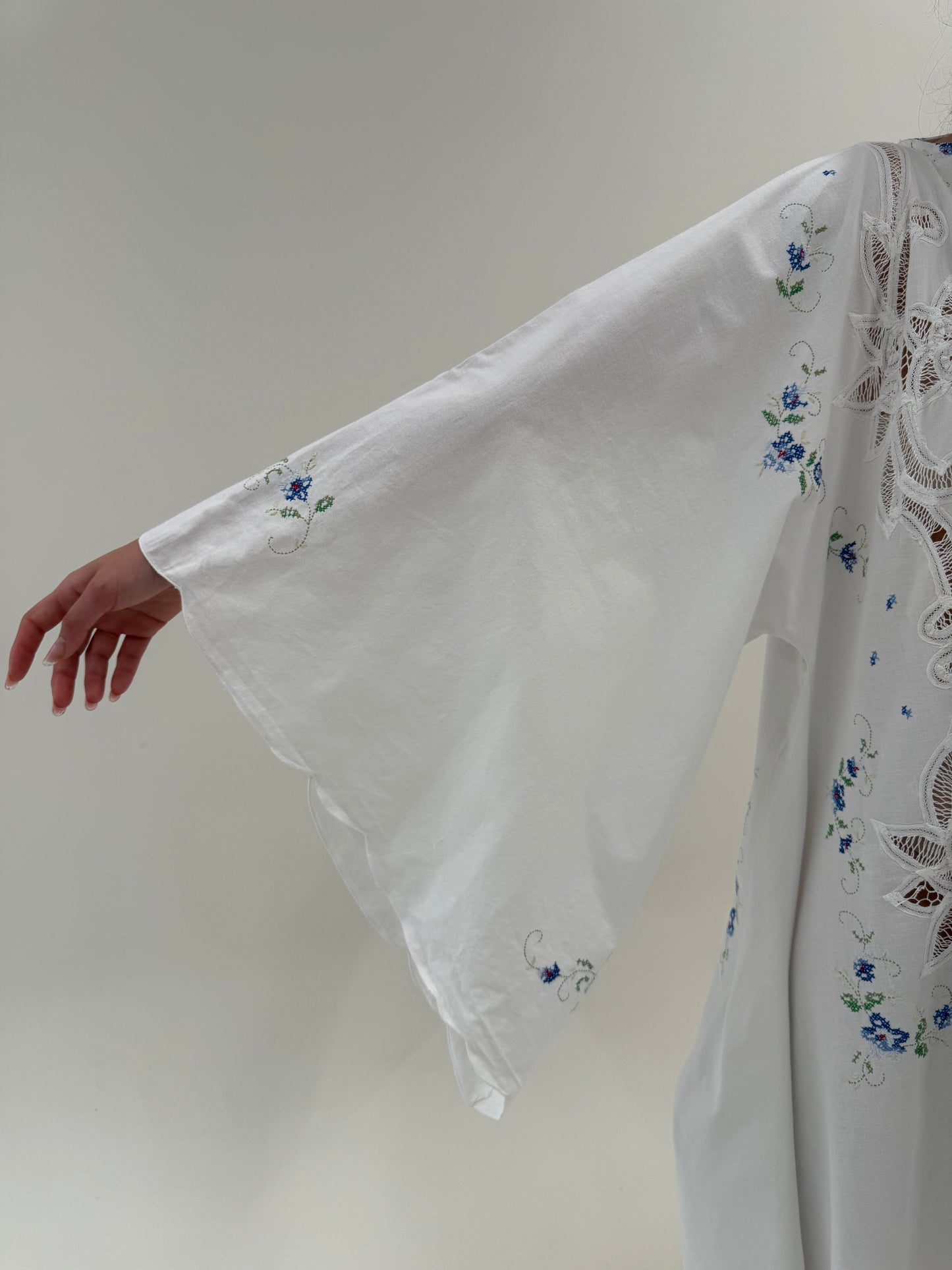 Kaftan bijuterie cu 2 tipuri de broderie manuală excepțională din pânză