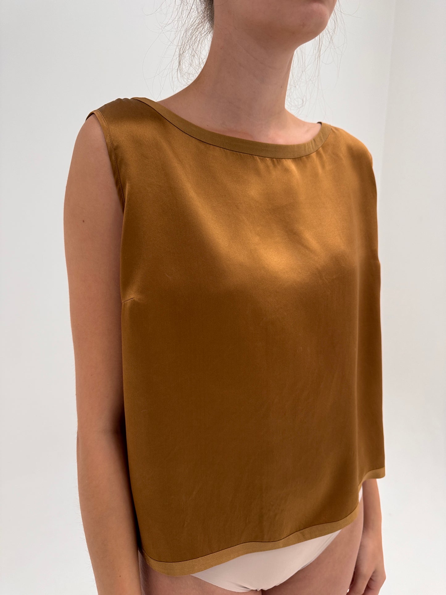 Top copper brown din mătase naturală în croi minimalist
