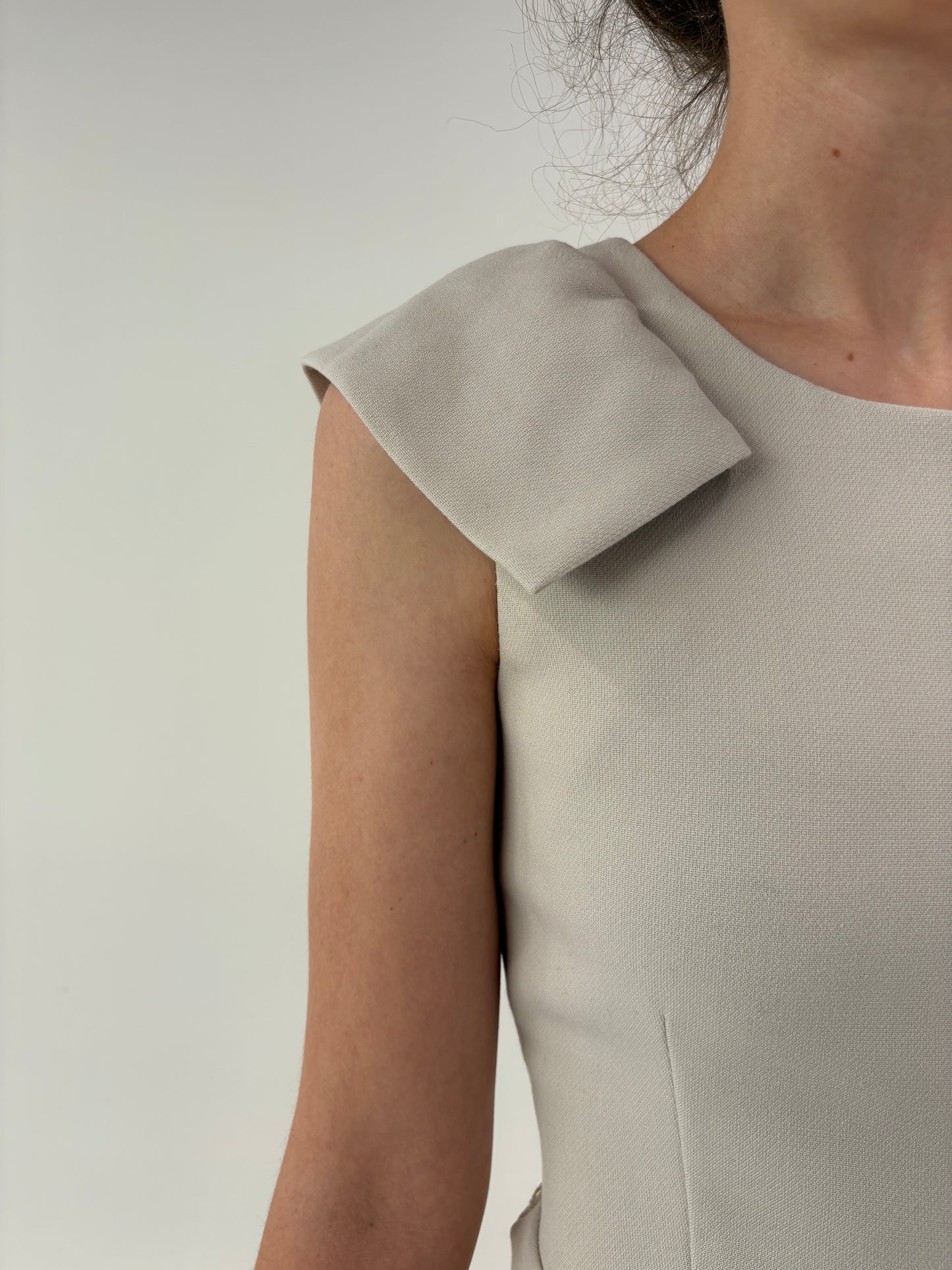 Rochie off white din stofă de la business la cocktail in croi chic