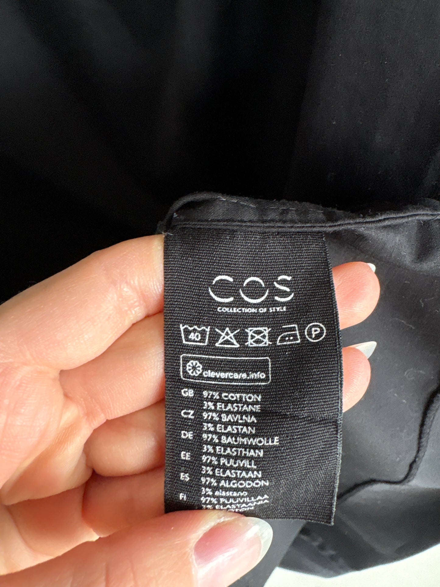 Rochie neagră Cos în croi minimalist cu fronsaj din poplin de bumbac