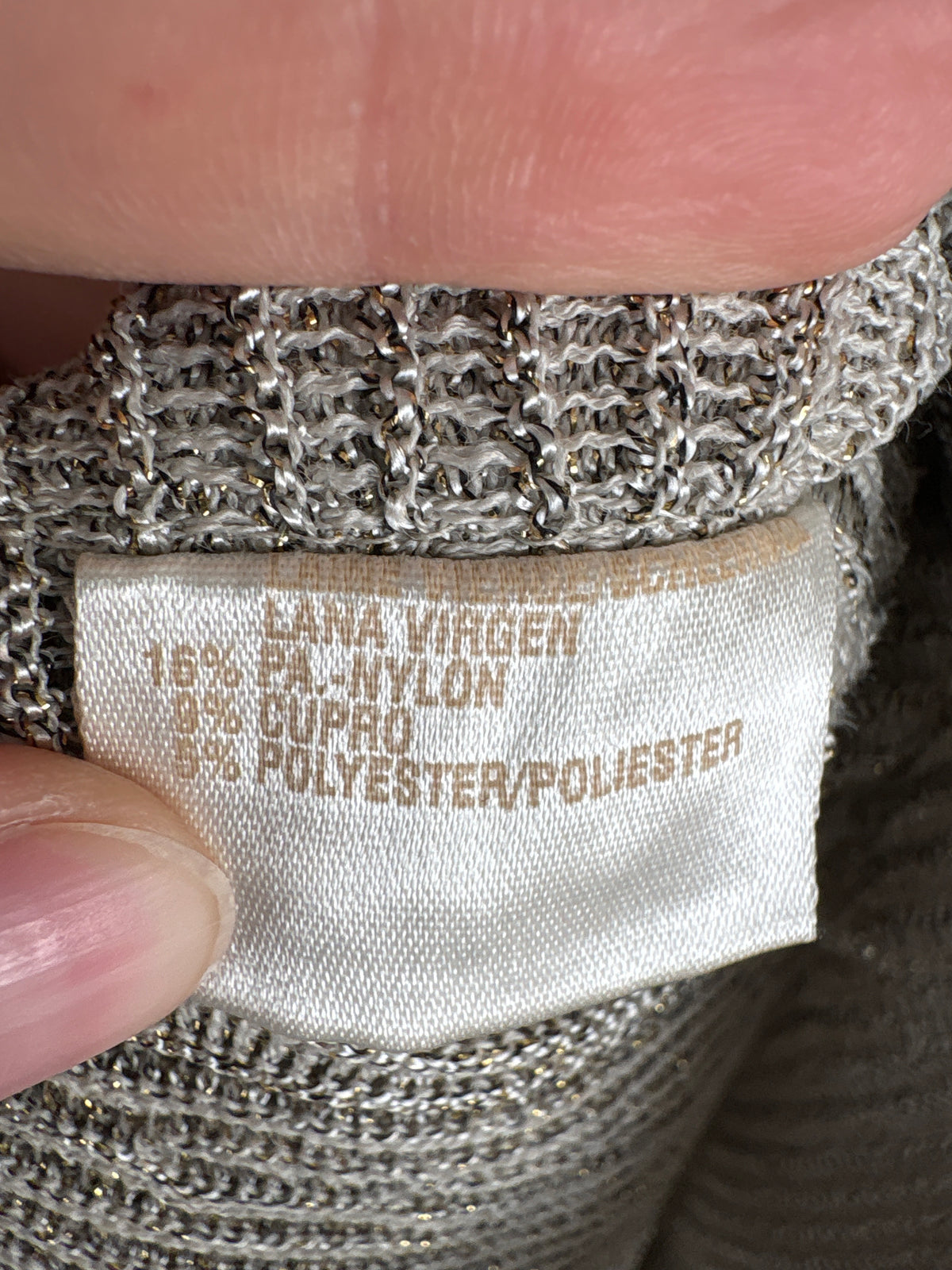 Jacheta în croi minimalist din tricot dens de lana extrafina cu fir metalic auriu discret