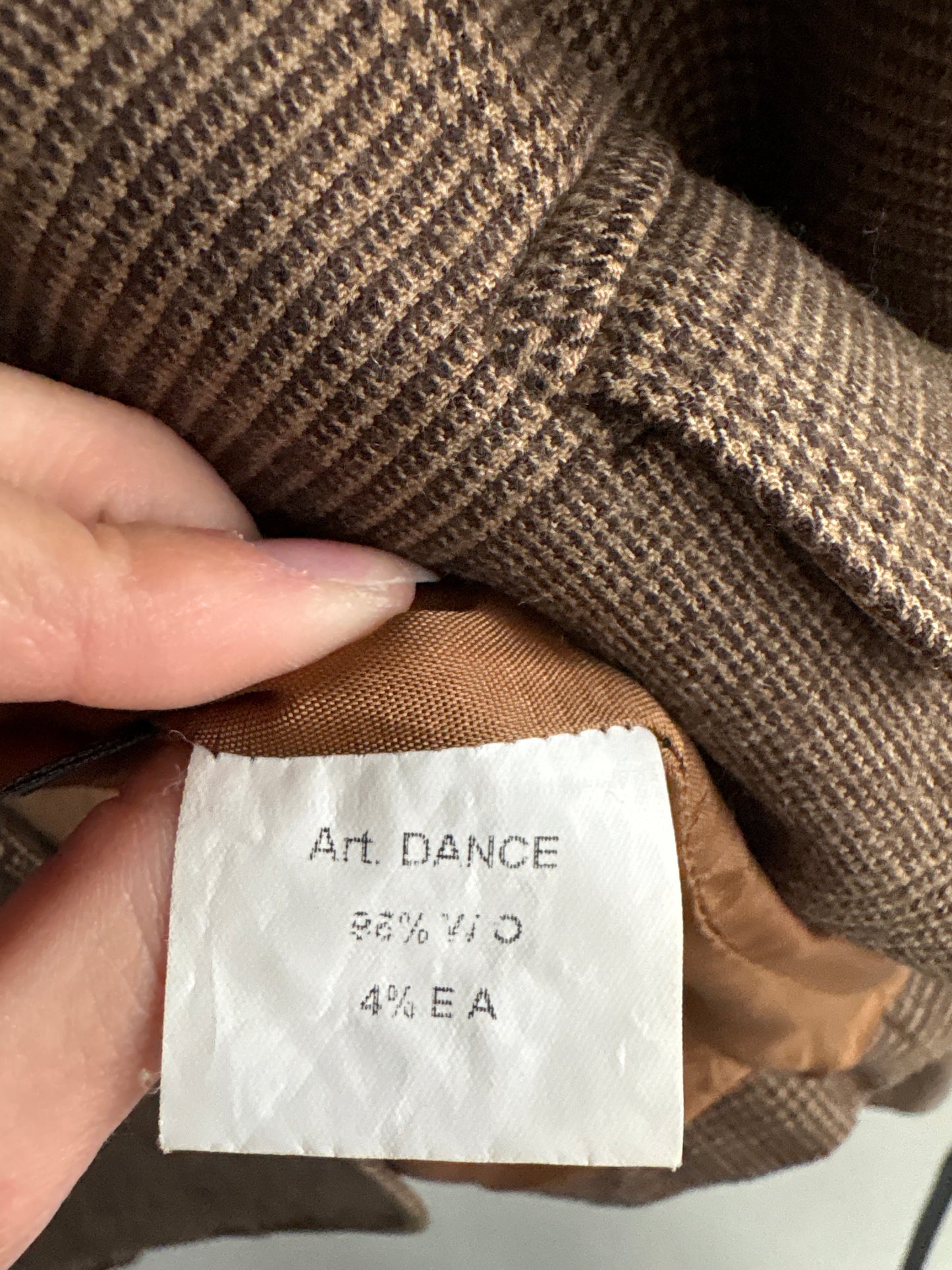 Sacou cambrat chocolate brown în carouri fine camel din lana extrafina