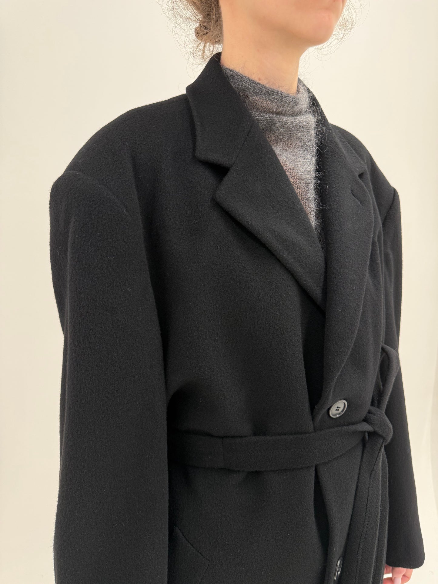 Palton negru din stofă 100% cașmir cu talie reglabilă din cordon