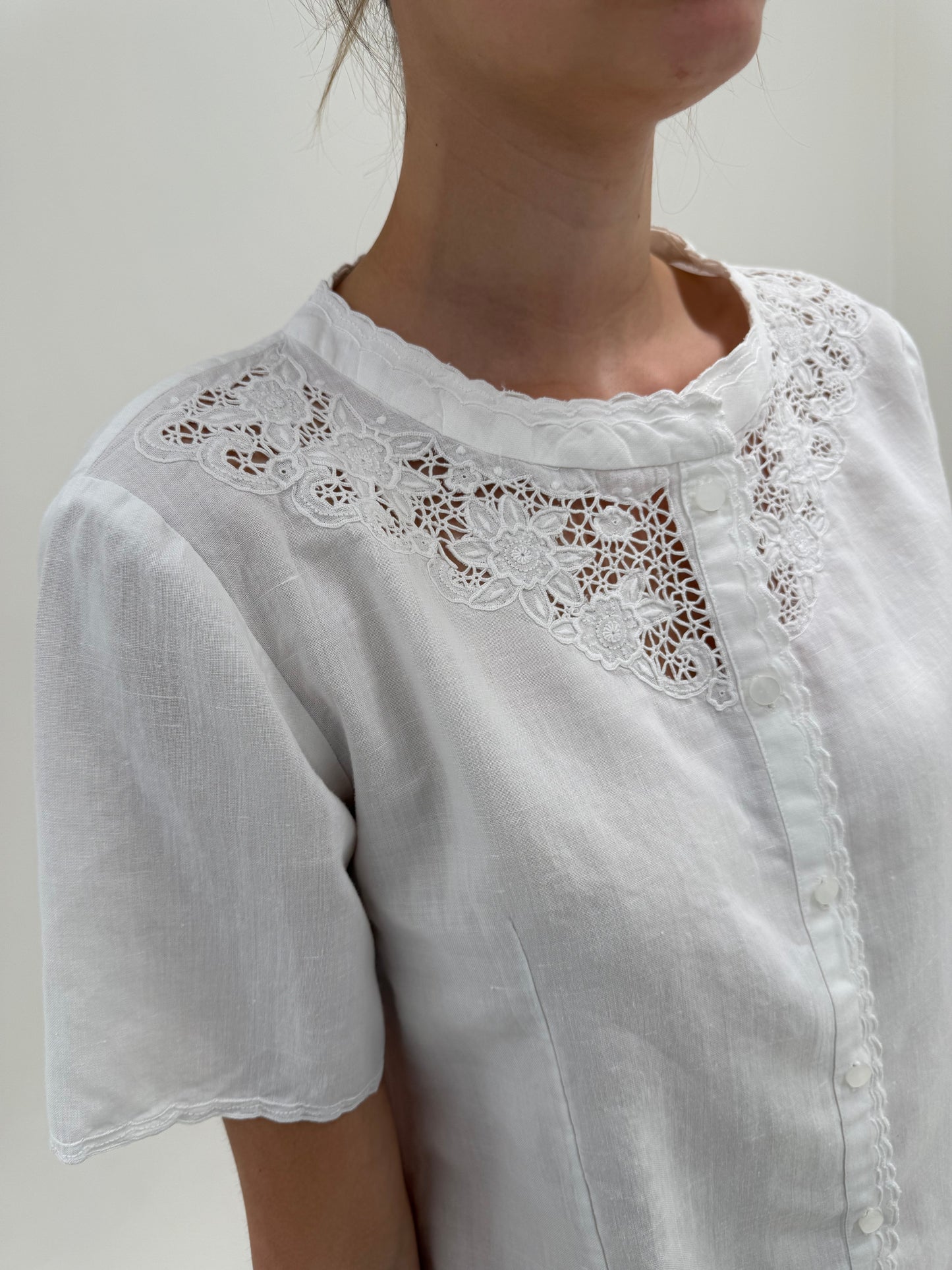 Cămașa bijterie din în cu broderie manuală excepțională în croi ușor cambrat