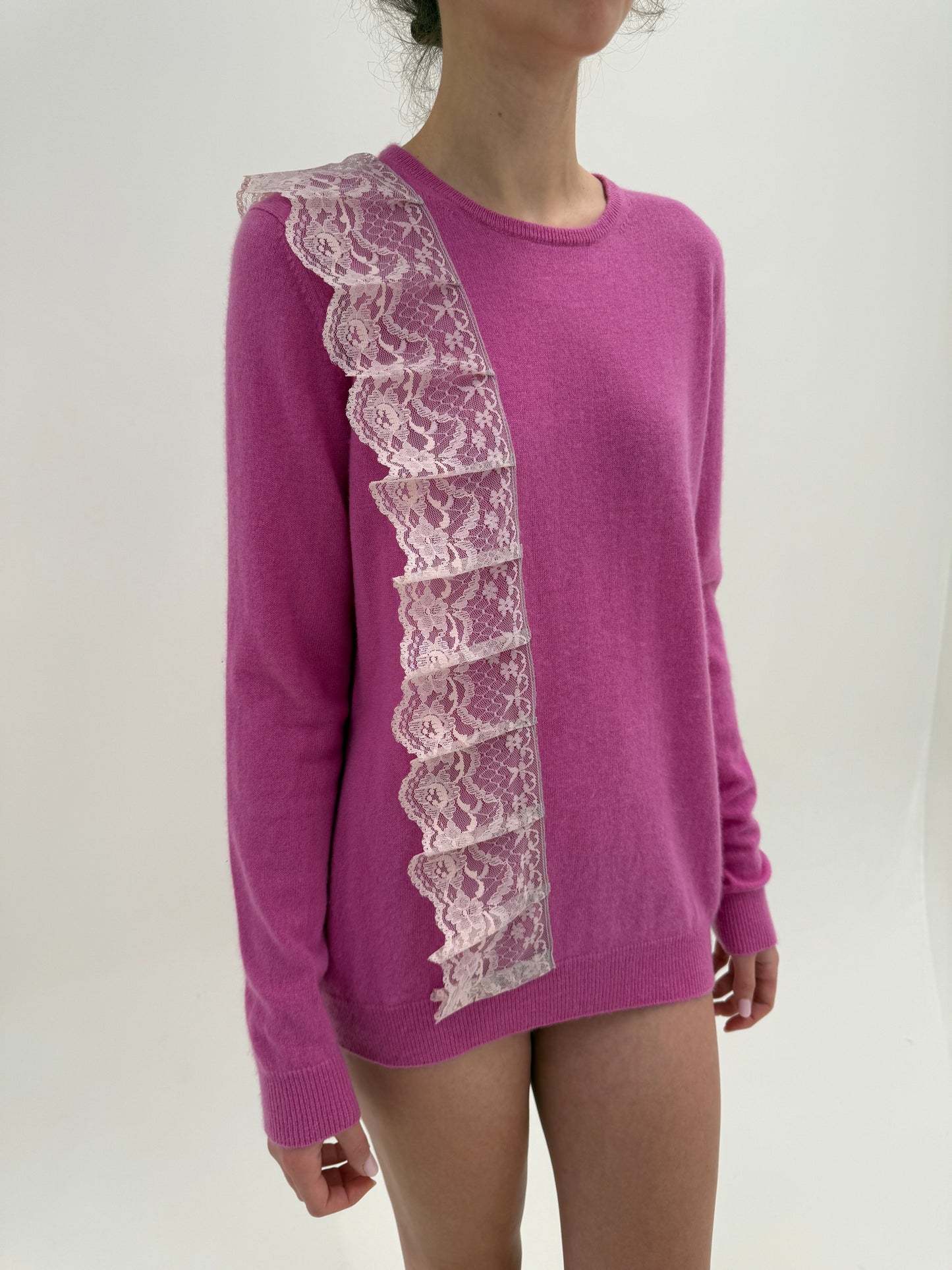 Pulover din cașmir multiply Barbie pink cu aplicație din dantelă