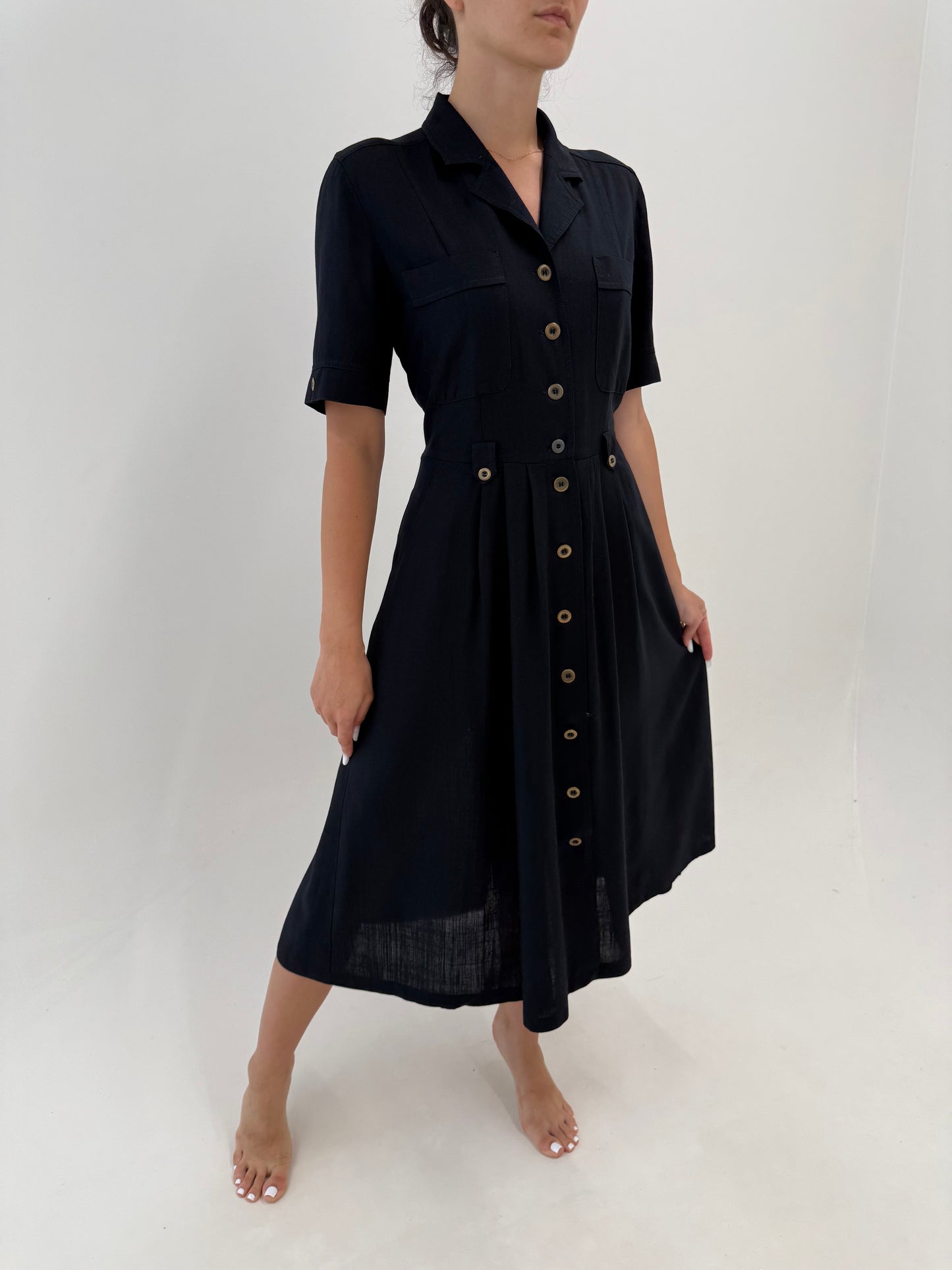 Rochie maxi neagră din pânză in croi cambrat cu talie marcată