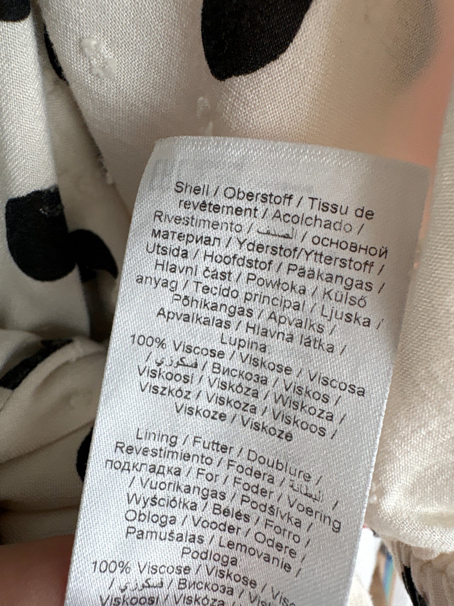 Rochie cu aspect petrecut  cu buline negre și talie marcată midi lung