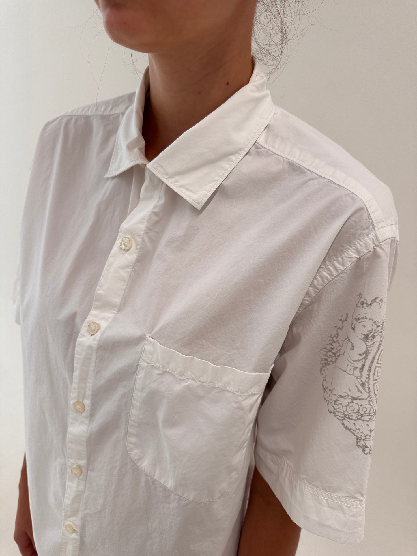 Cămașa Versace din poplin excepțional cu influențe casual