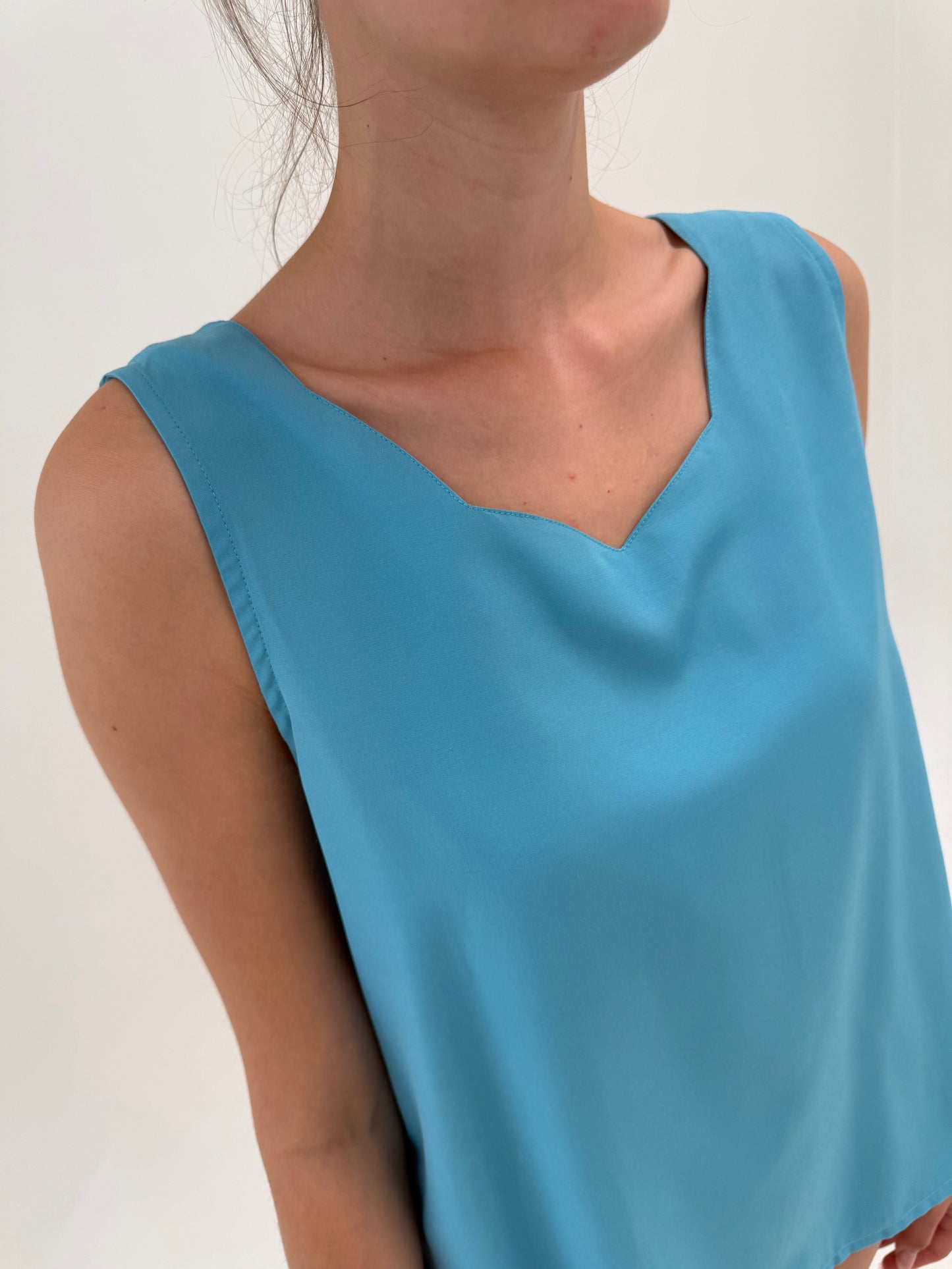 Top vintage turcoaz în croi minimalist din pânză fină