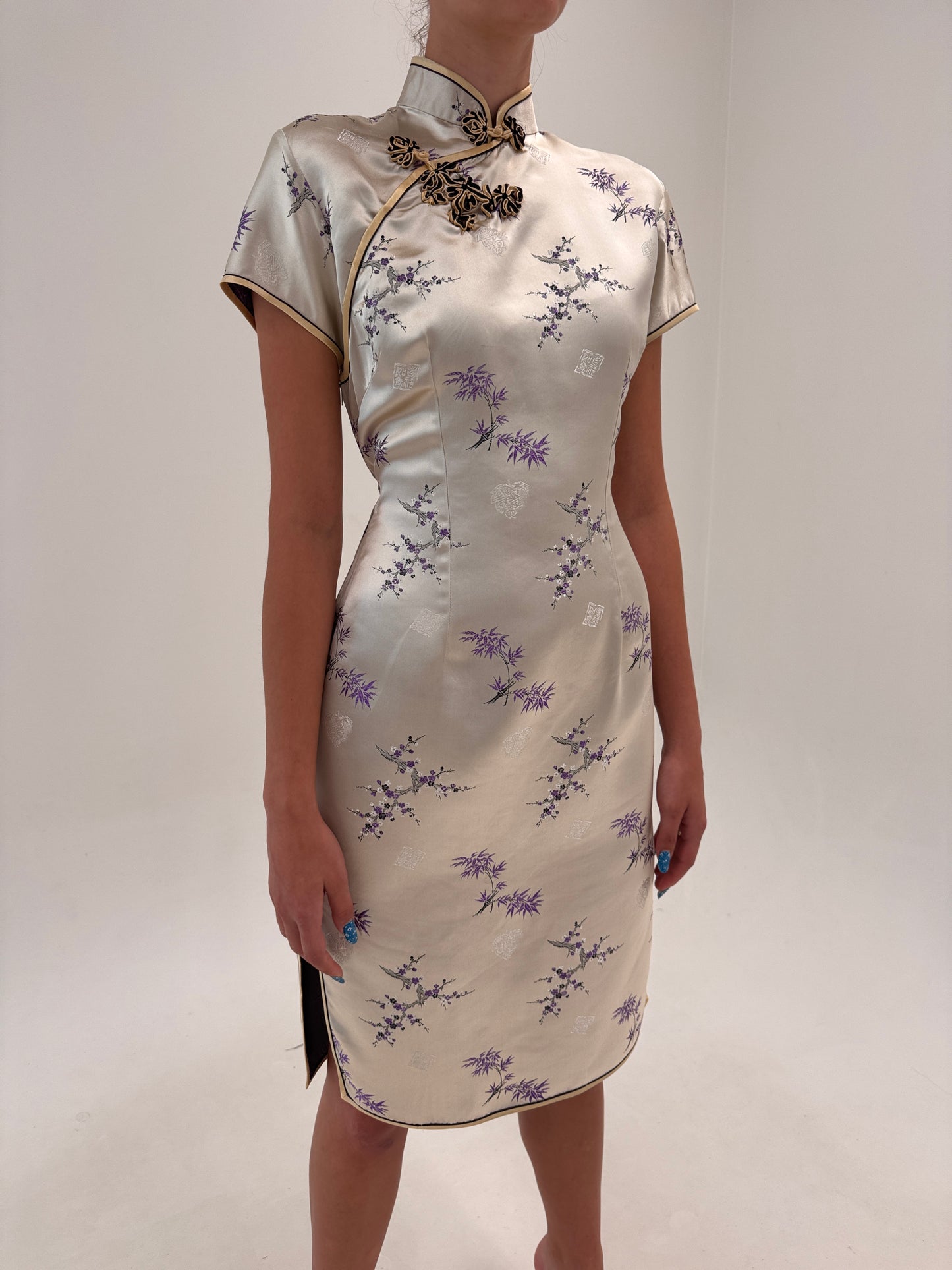 Rochie din jacquard de mătase naturală silver gray cu influențe asiatice