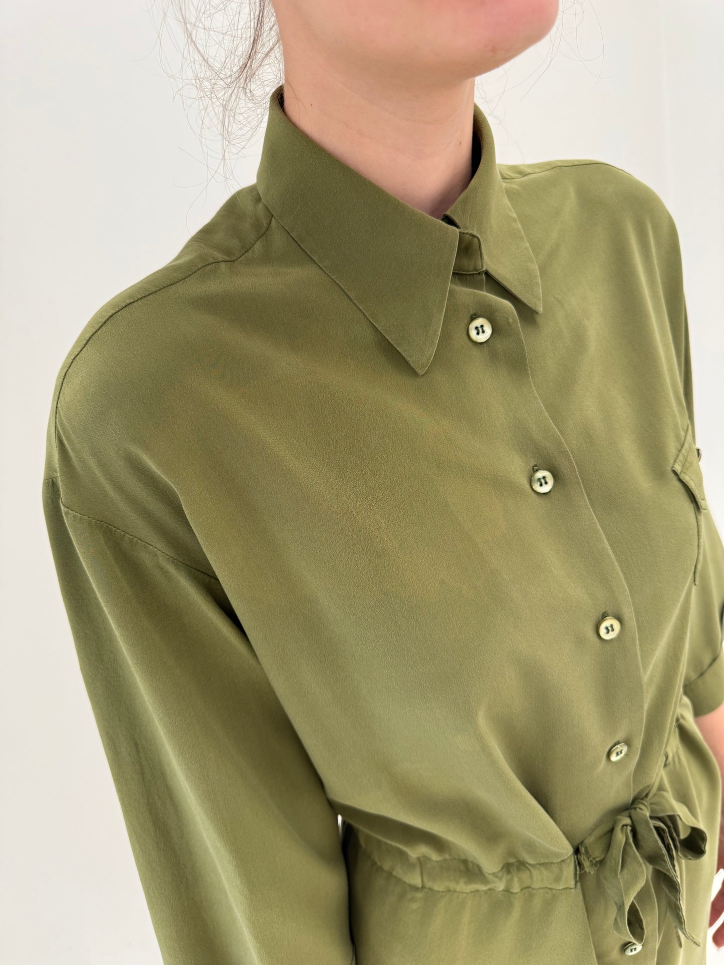Rochie luxury Iceberg din mătase naturală kaki în croi amplu cu talie reglabilă