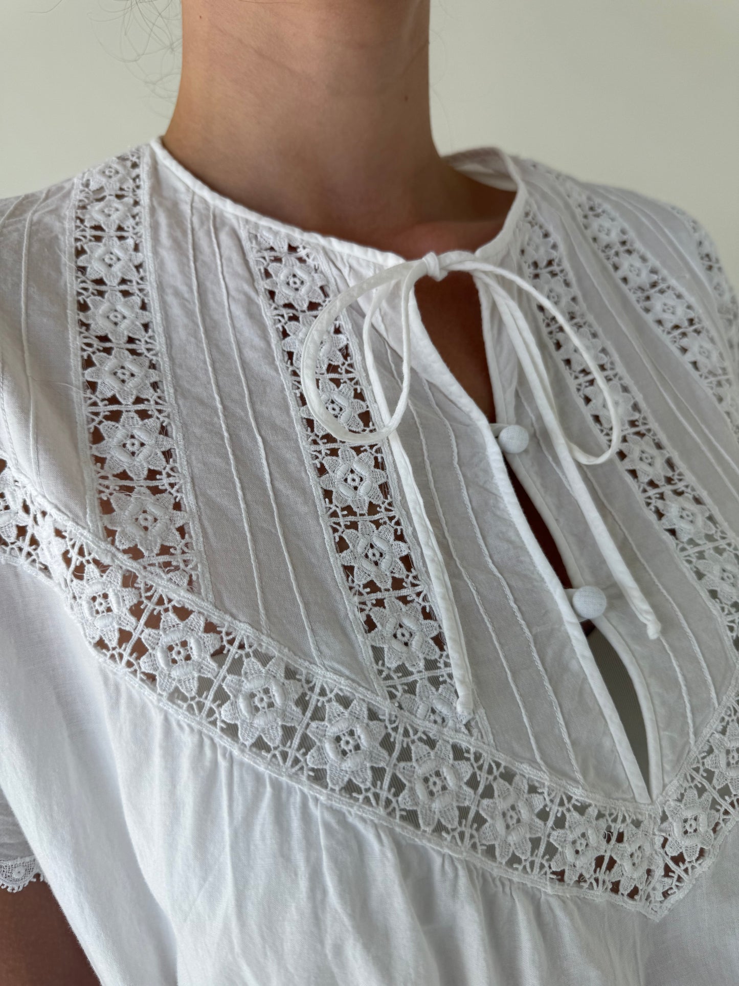 Rochie vintage maxi cu macrame lucrat manual din cea mai fină zonă de bumbac