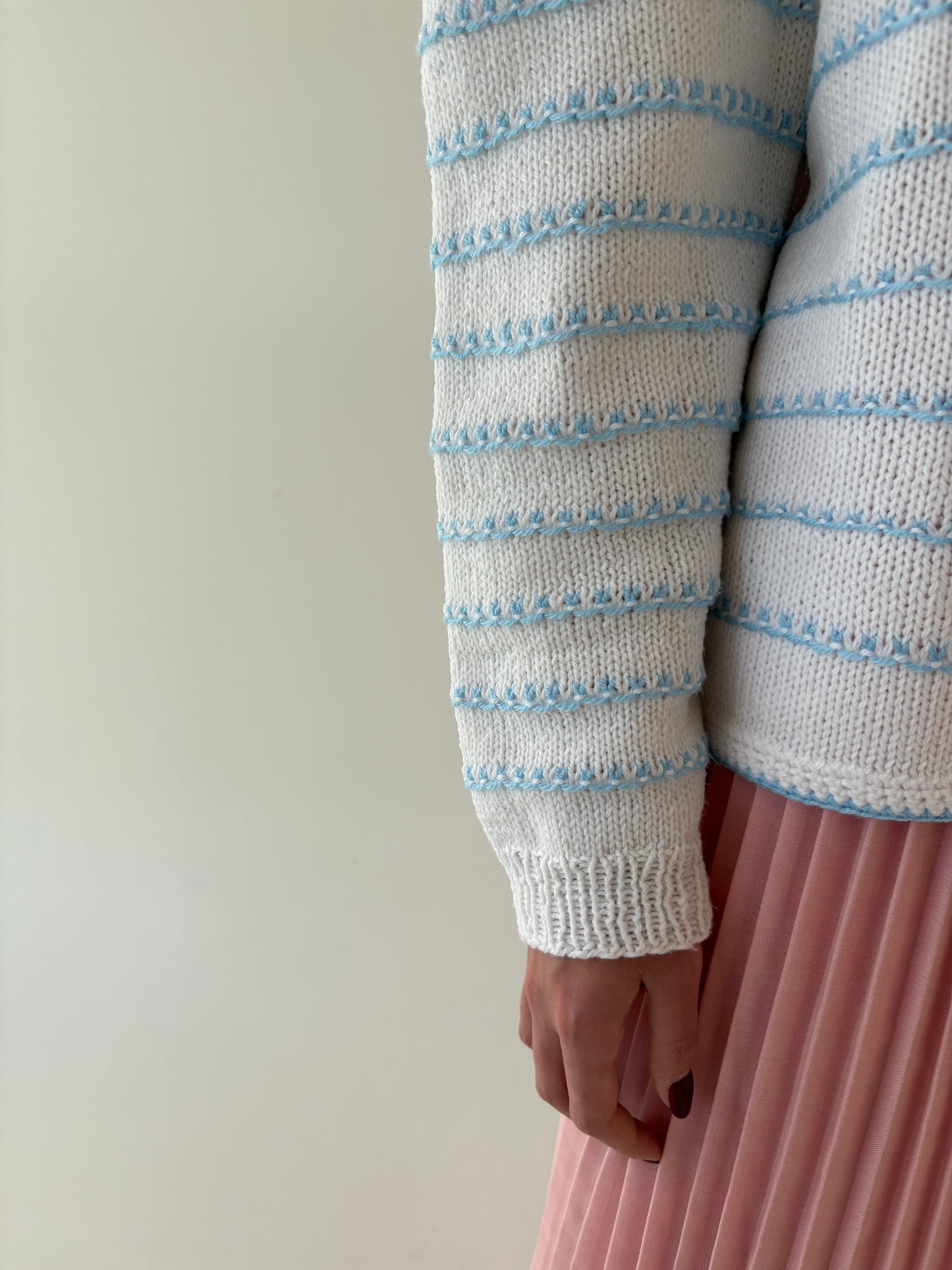 Cardigan vintage lucrat manual cu dungi baby blue texturate