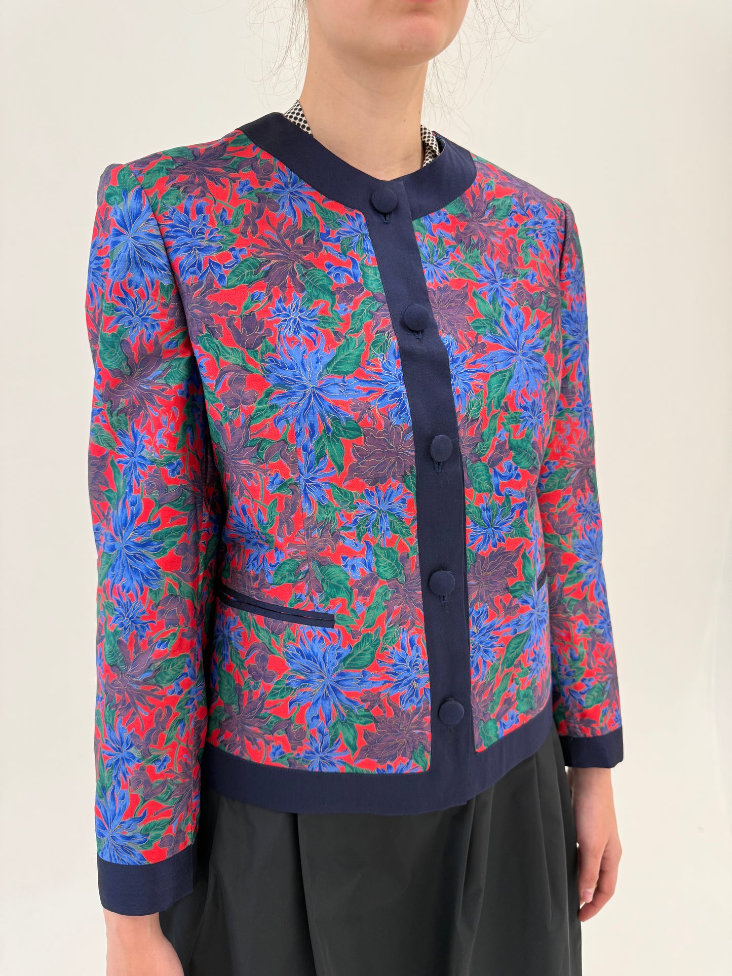 Jacheta din mătase naturală în stil chanel cu print floral superb și paspoal