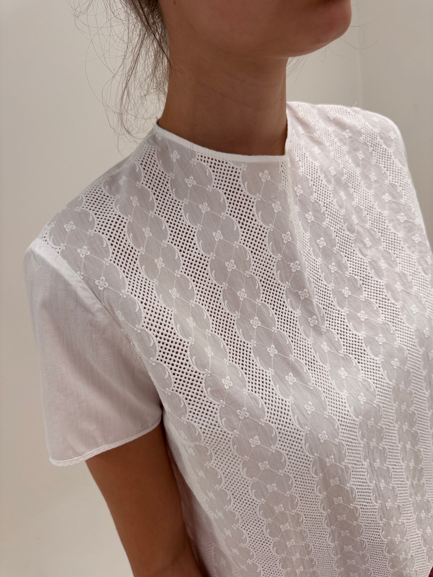 Top vintage excepțional cu broderie fină in croi chic din cea mai fină pânză de bumbac