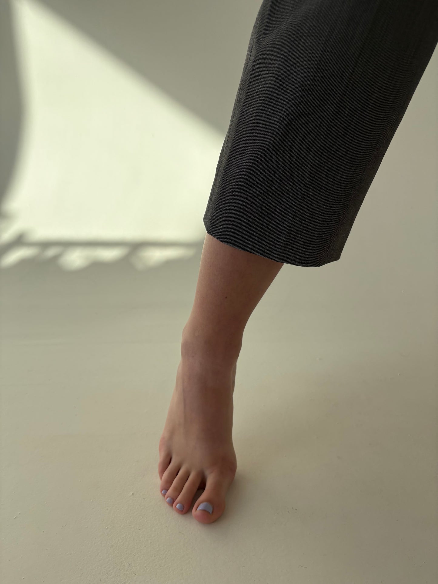 Pantaloni petite țigaretă cu talie înaltă din stofita extrafina de lana ușor strech