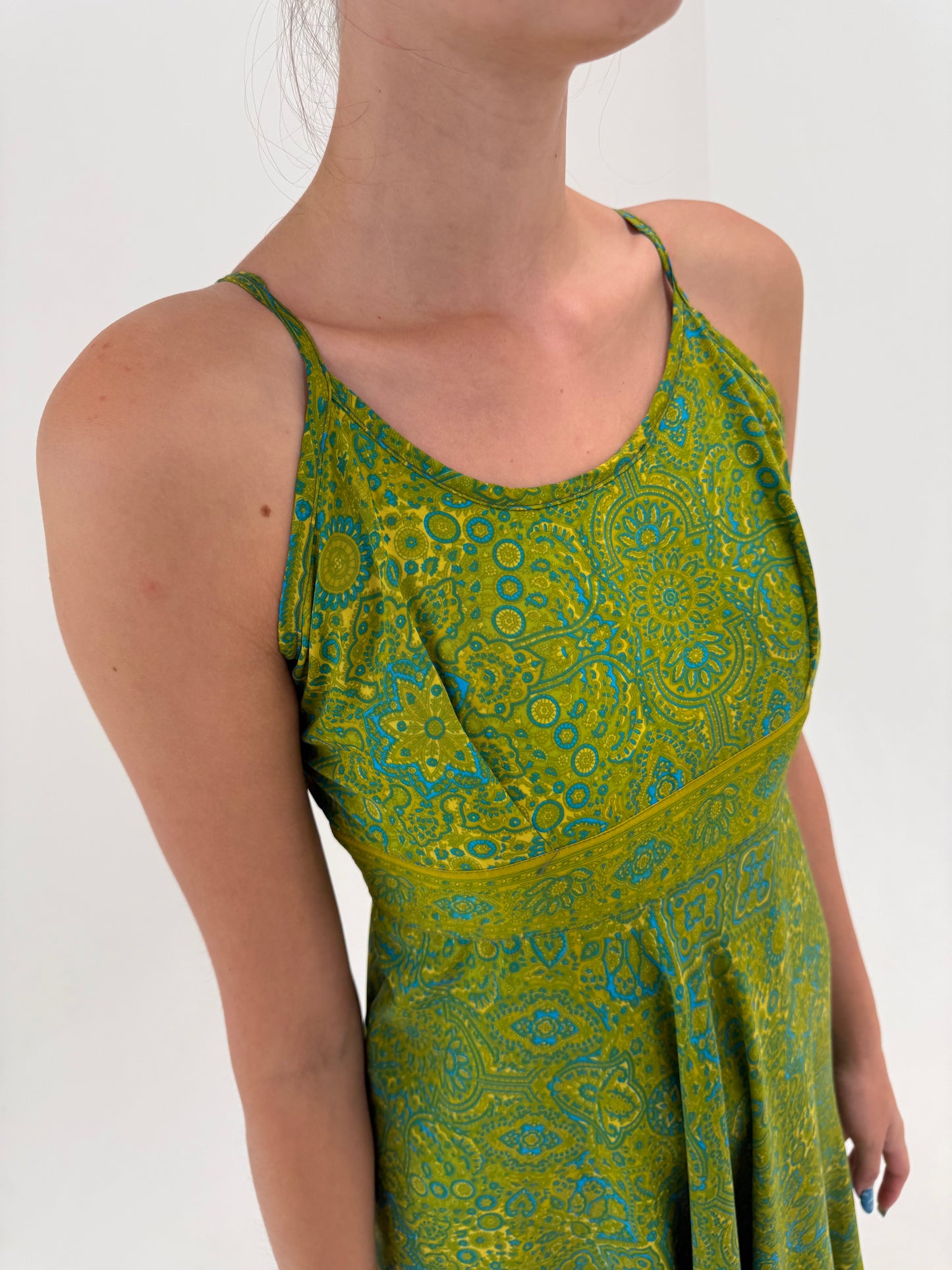 Rochie maxi 70% mătase naturală în nuanțe de verde cu print paisley și spate ușor reglabil