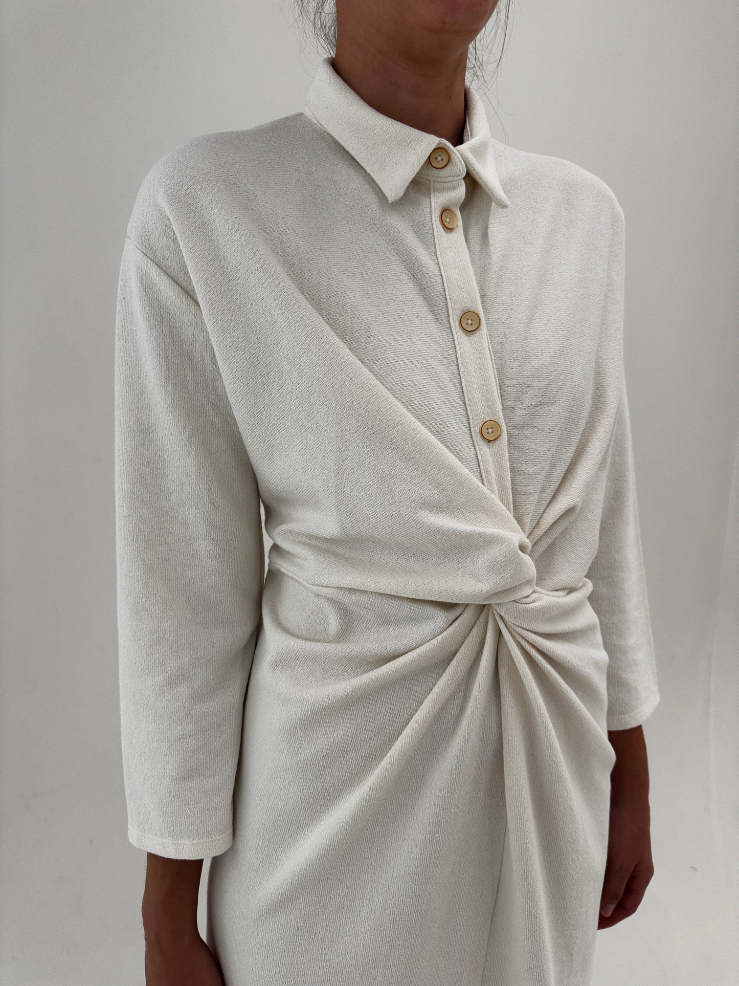 Rochie off white tip cămașă din bumbac gros cu talie fronsata