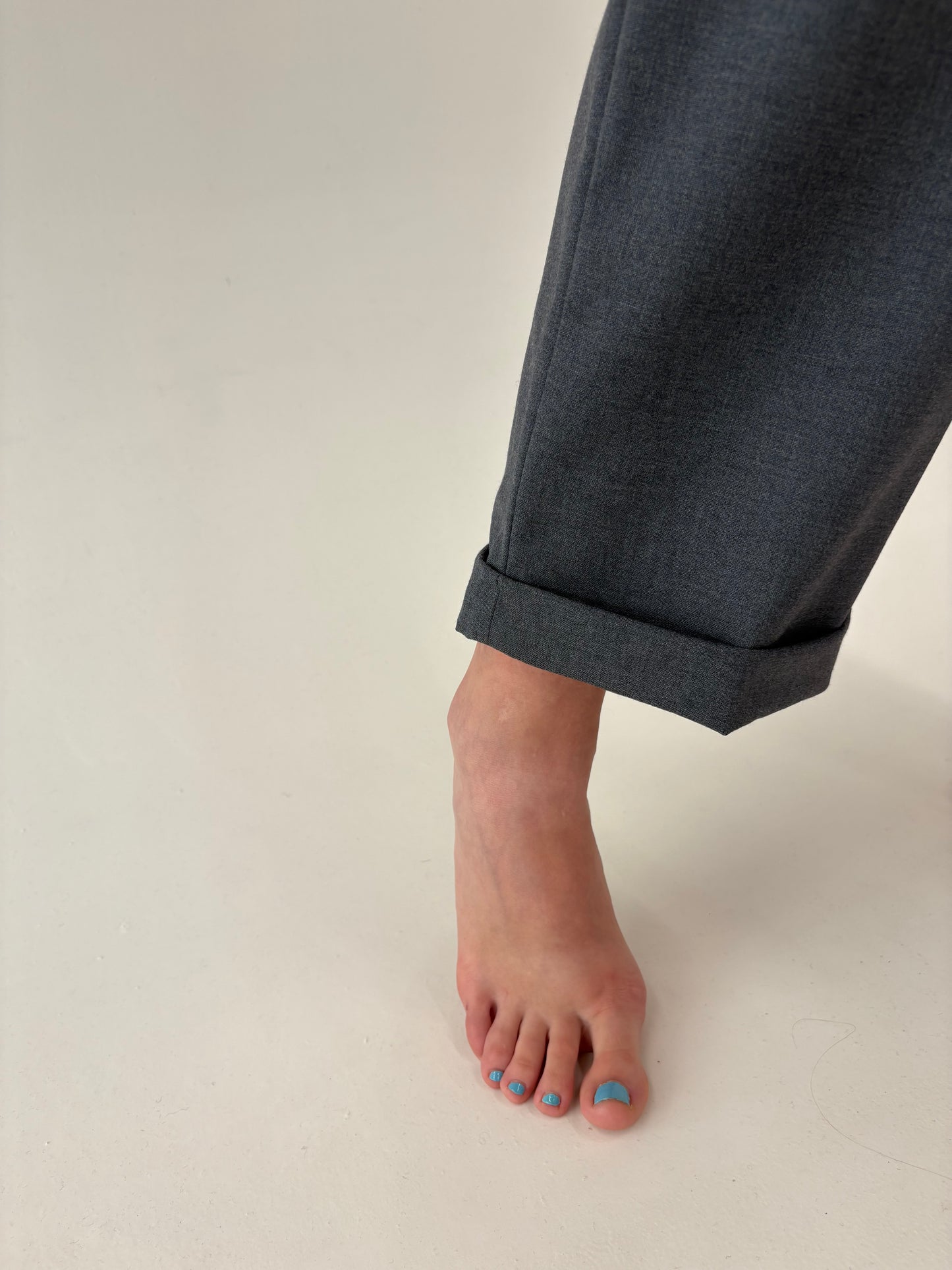 Pantaloni tall cu pense si manșete din lana extrafina pura certificată