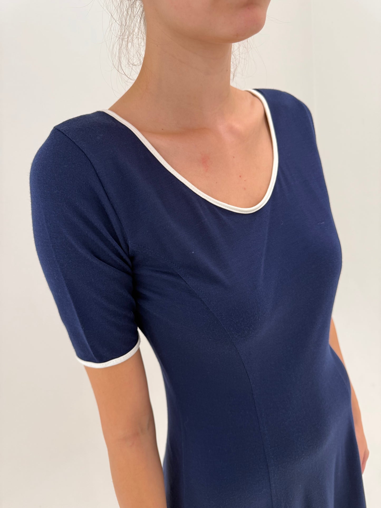 Rochie ultra confort Navy cu decupaje chic la spate și paspoal alb