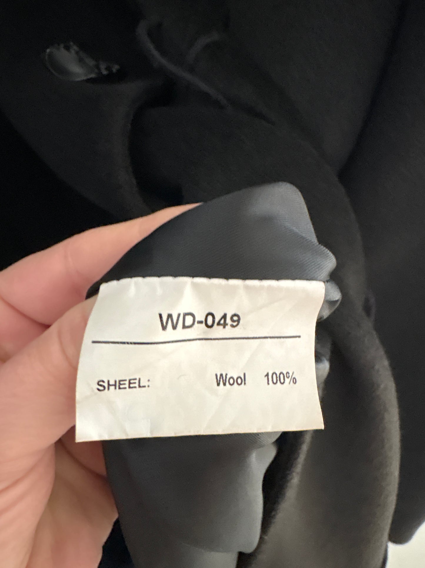 Palton ușor cambrat în croi lung cu cordon din lana extrafina