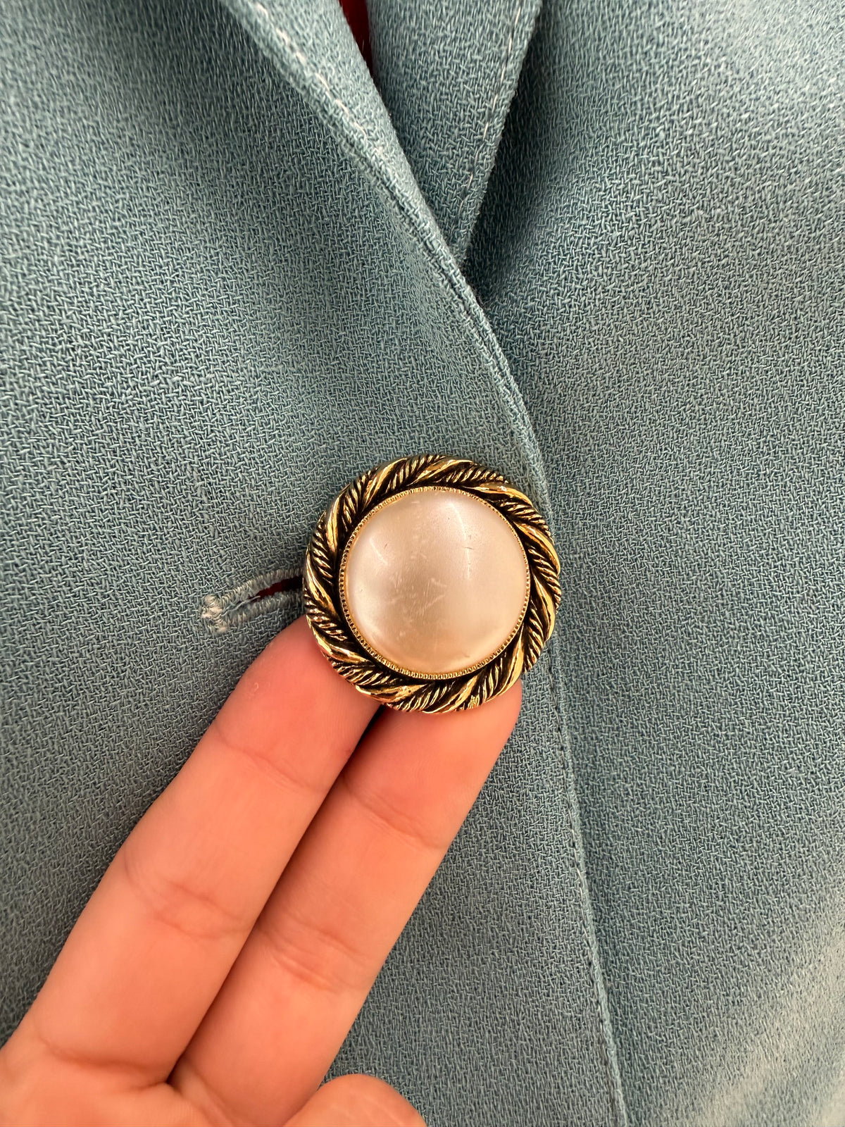 Pardesiu petite dusty baby blue din crepe excepțional de lana cu nasturi bijuterie