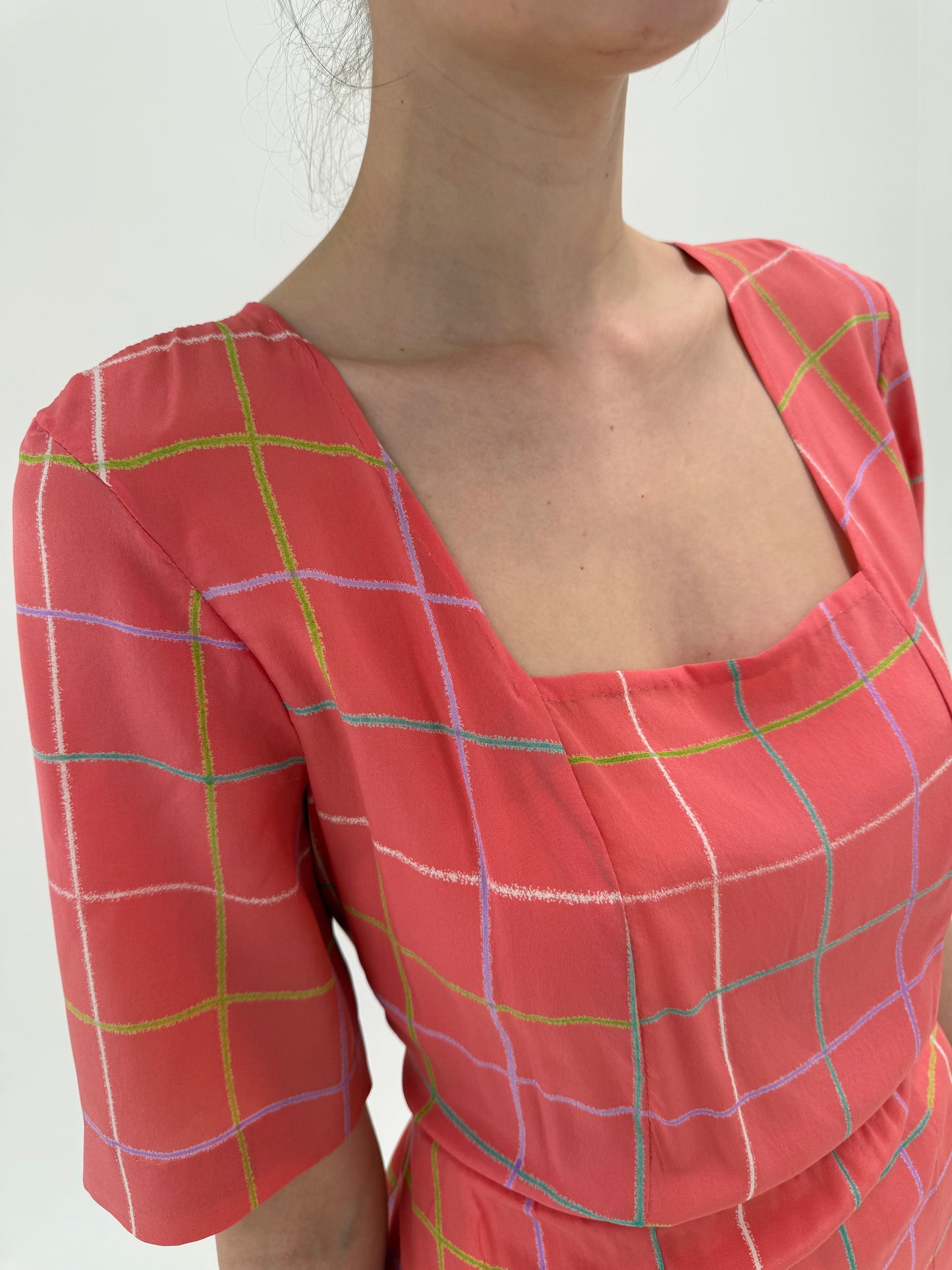 Rochie din mătase naturală în carouri fine cu talie ultra înaltă elastică