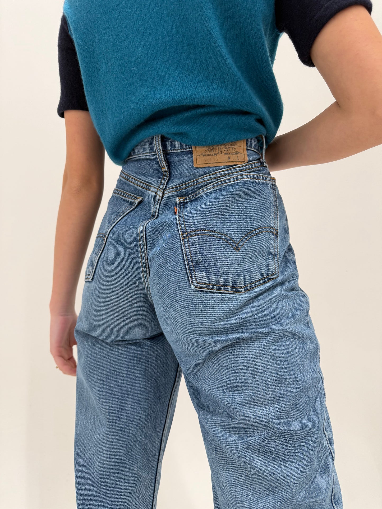 Jeans vintage Levi’s tall cu talie ultra înaltă mom fit