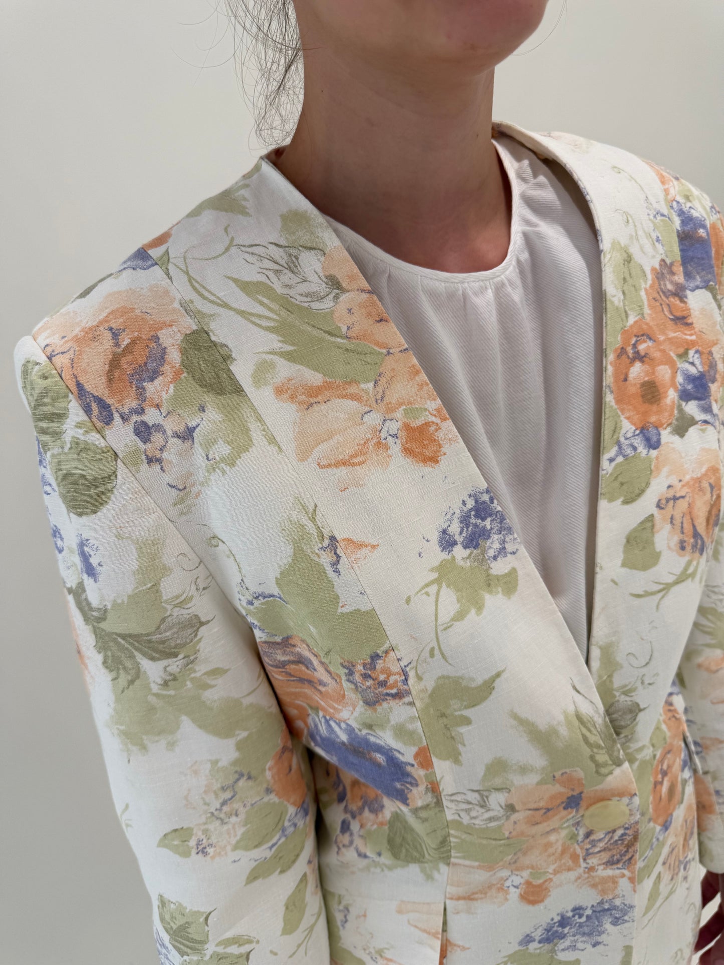 Sacou din in cu print floral în culori pudrate cambrat cu închidere tip smoking