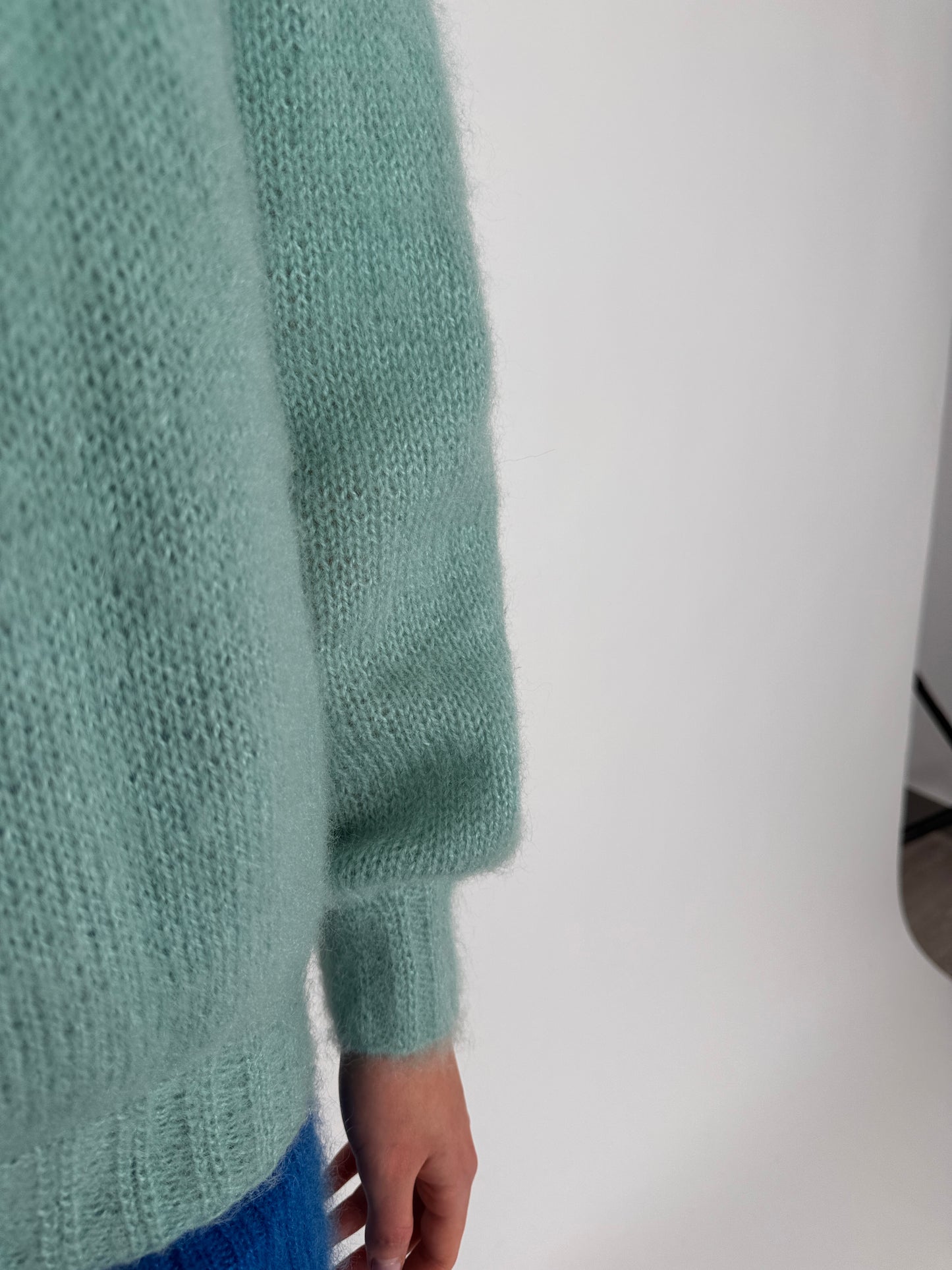 Maleta mint green din mix de baby mohair cu mânecă amplă