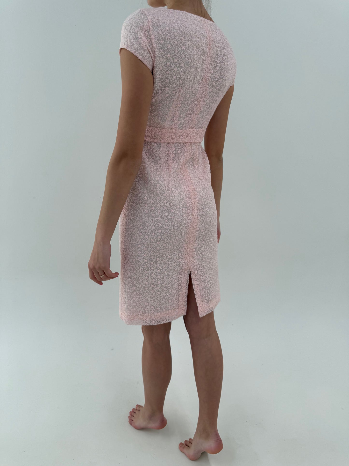 Rochie vintage roz pudrat din organza integral brodată si talie ultra înaltă marcată