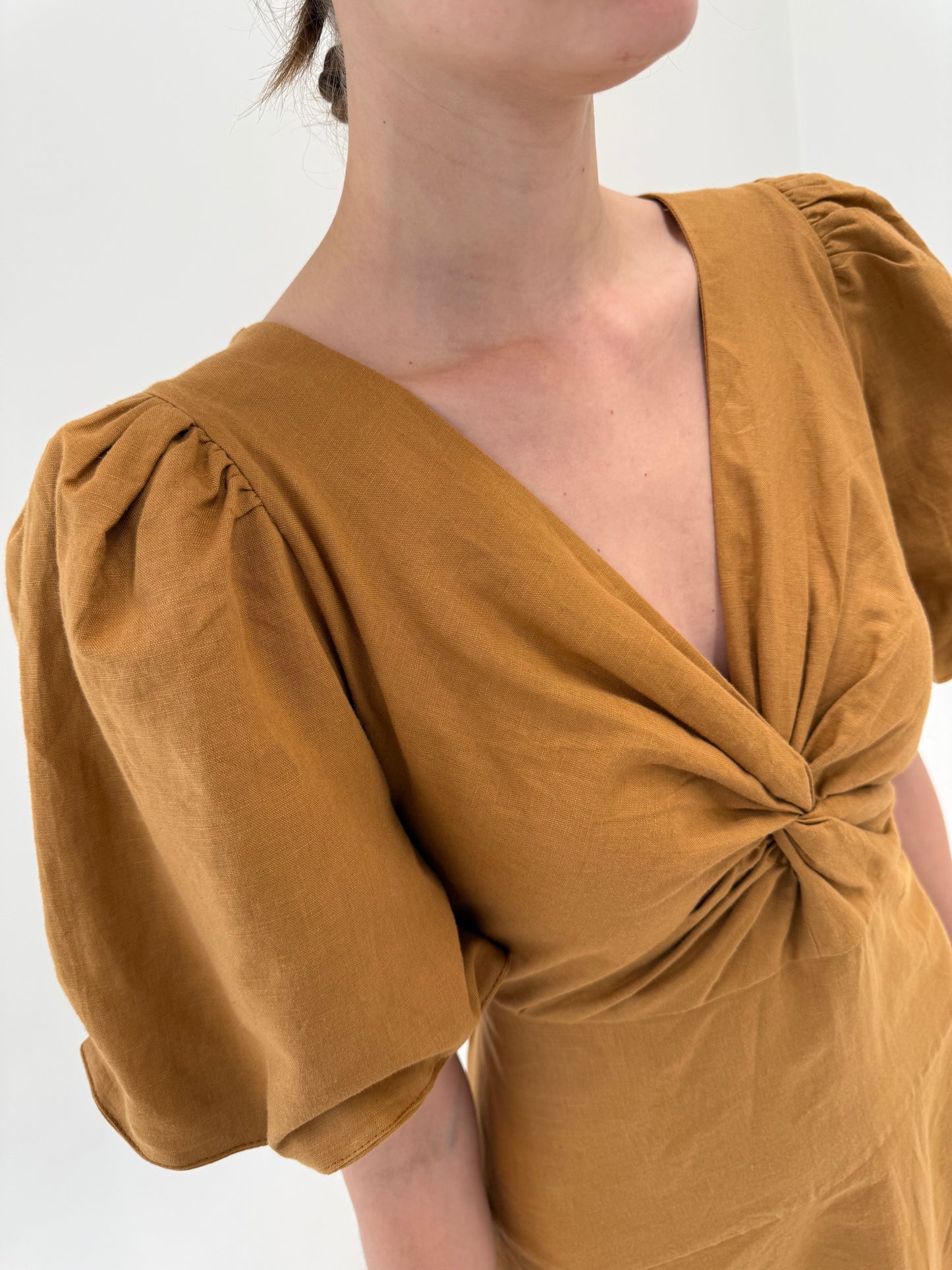 Rochie mustard din pânză de in și bumbac cu bust fronsat și mâneci ușor bufante