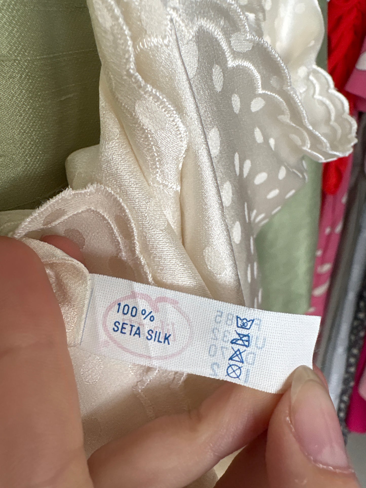 Top ivoire italian în bie din mătase naturală cu buline texturate