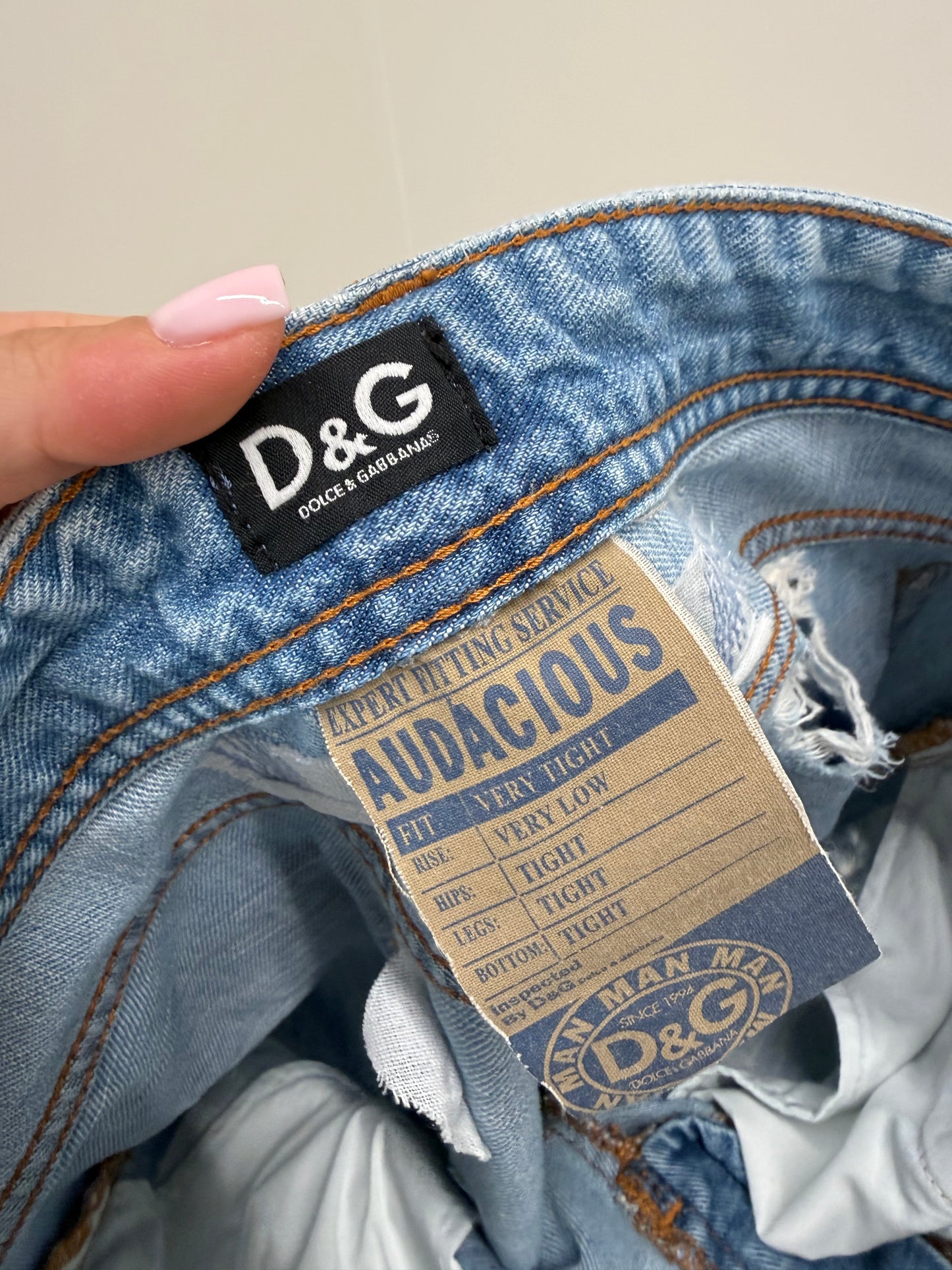Jeans Dolce&Gabbana în croi super revenit în trend cu efect distress