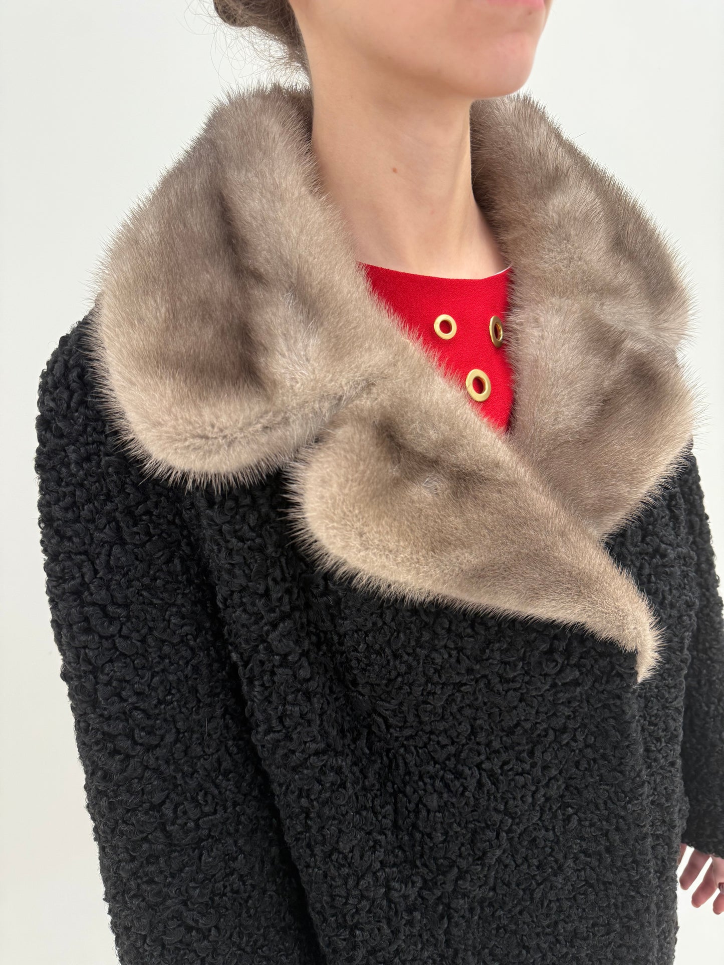 Blană naturală de miel Karakul cu guler din blană naturală de nurcă