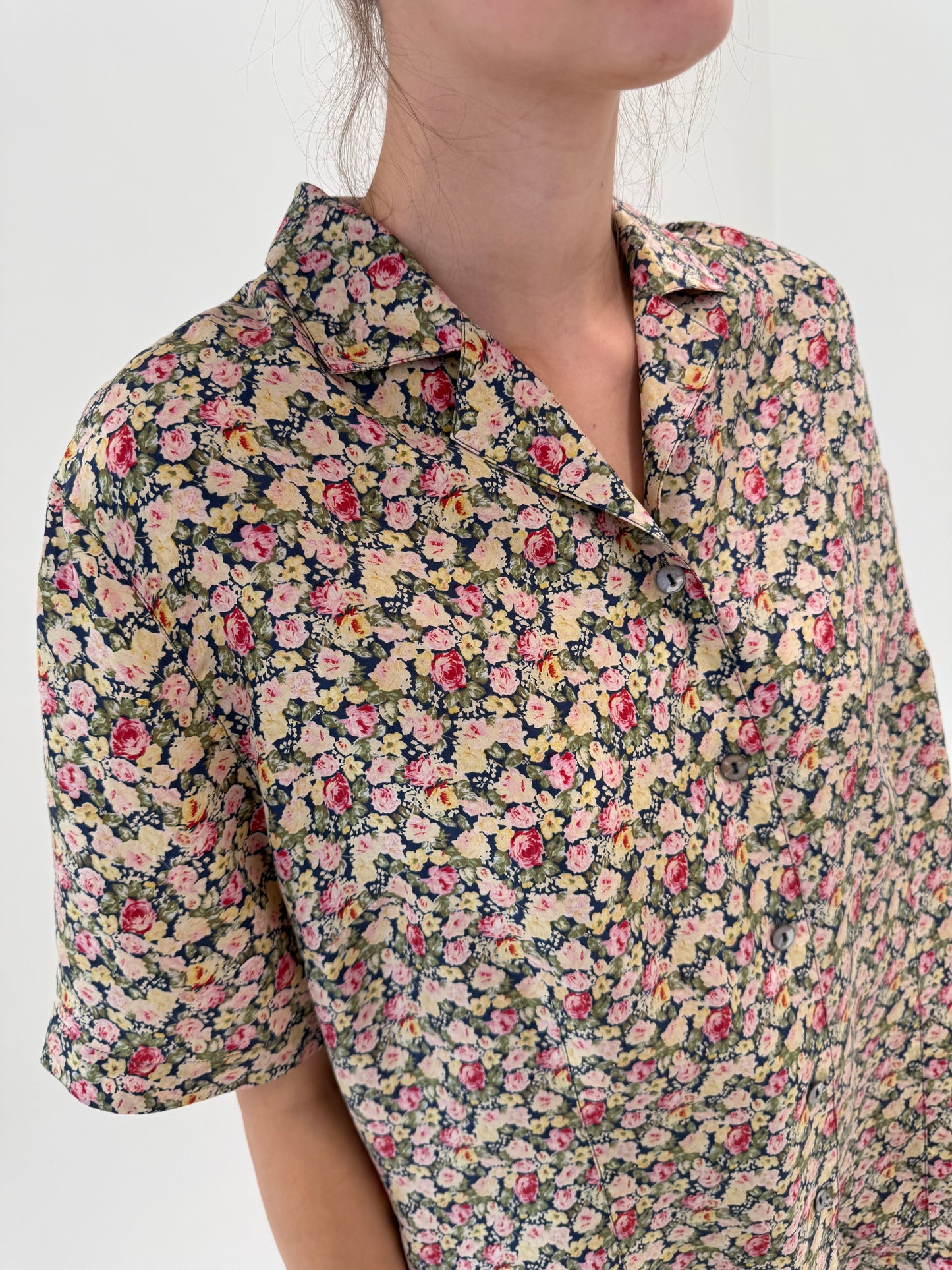 Cămașa camel din mătase naturală cu print floral delicat