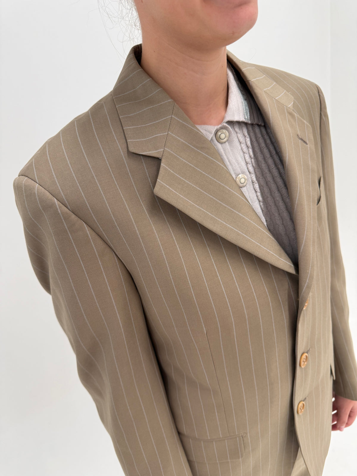 Costum greige Pierre Cardin cu dungi fine verticale din stofă extrafina din mix de lana