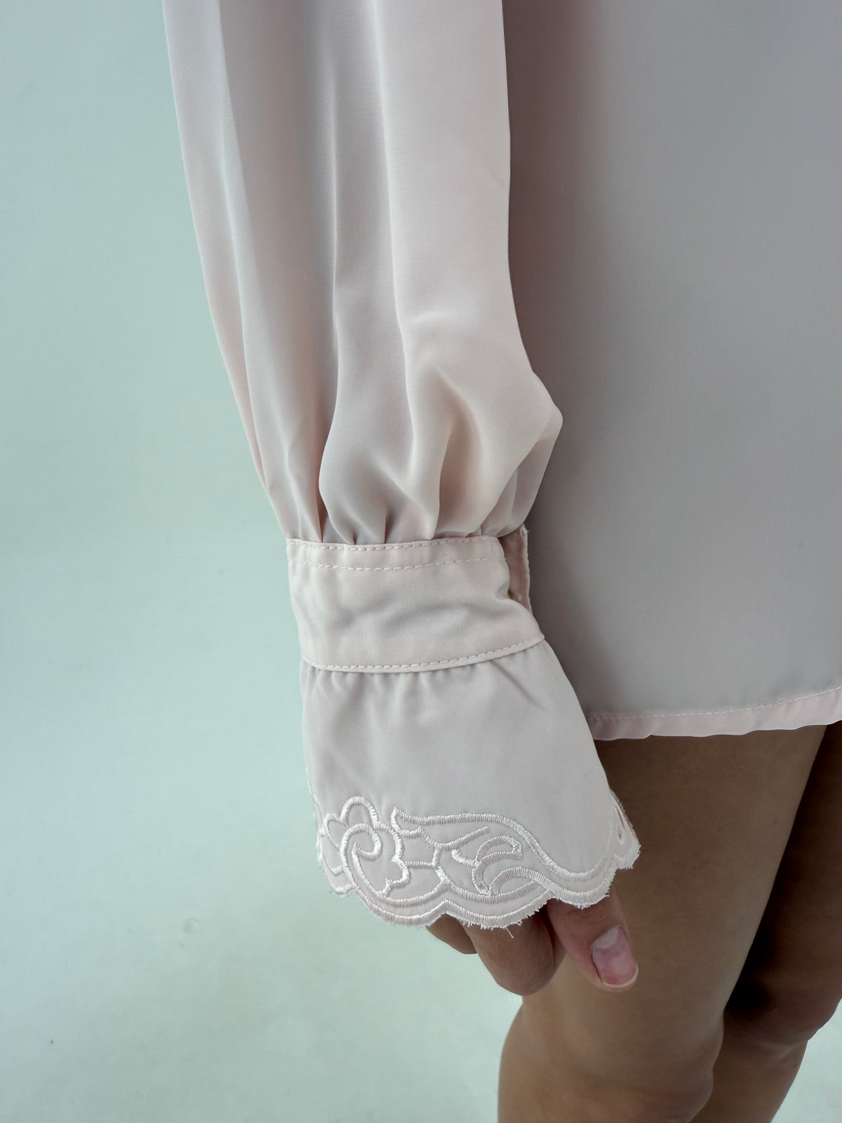 Cămașa vintage powder pink cu broderie și guler supradimensionat