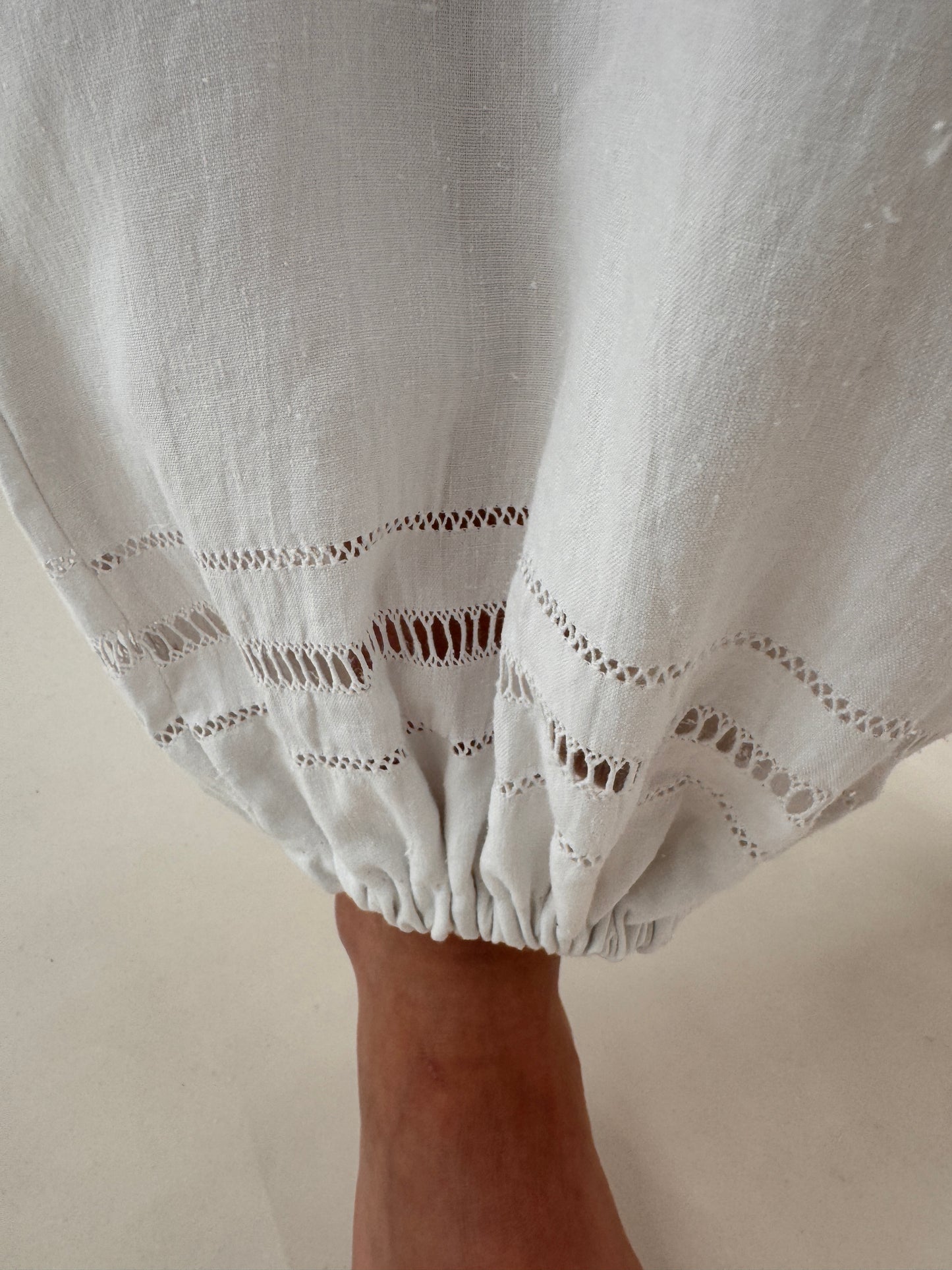 Pantaloni baloon cu broderie manuală geometrica din pânză excepțională de in