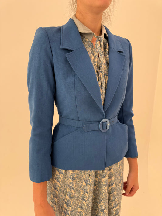 Jacheta jeans blue din lana extrafina texturată petite cu talie marcată reglabilă