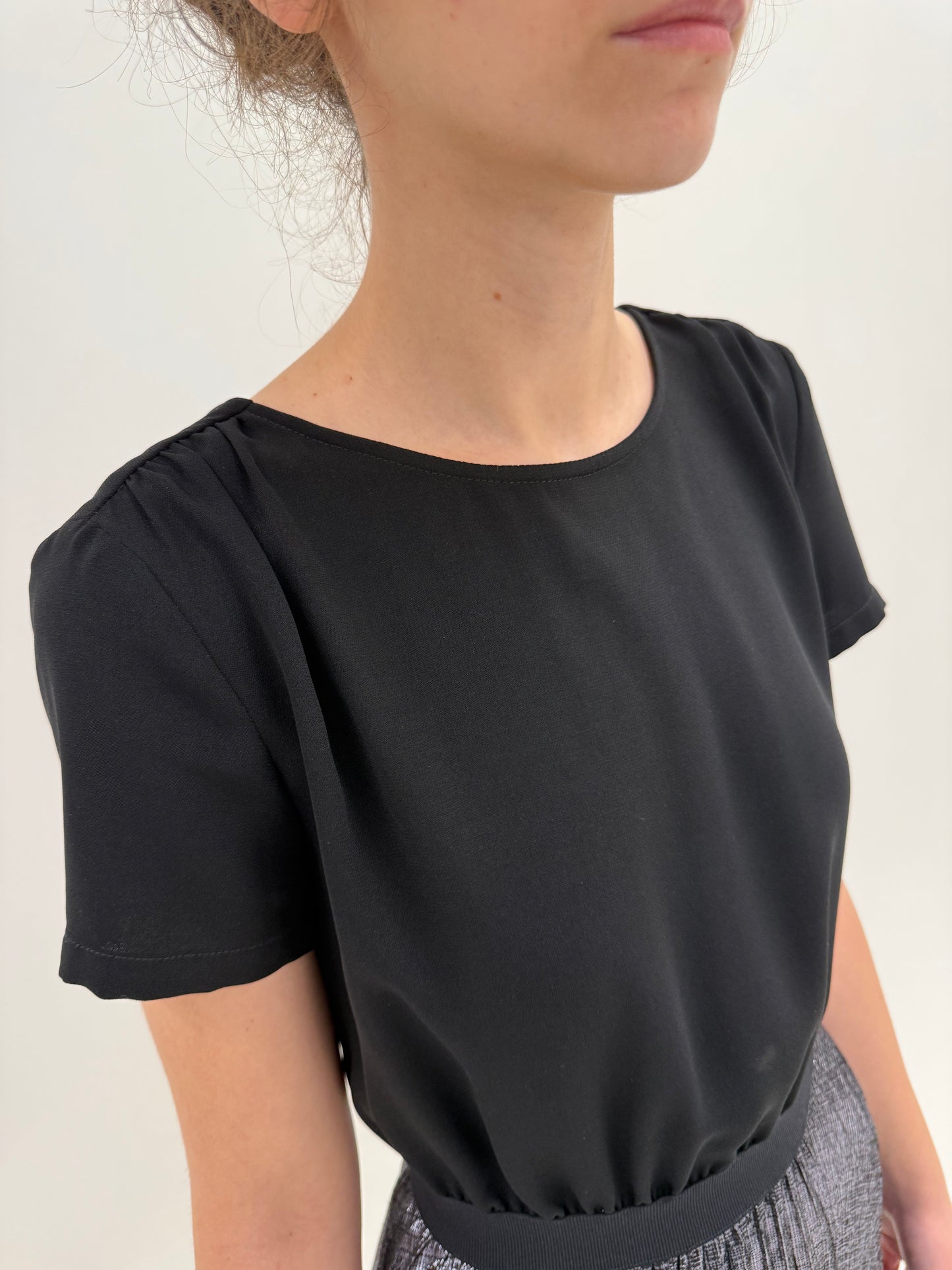 Rochie de la business la cocktail de brand premium italian cu fustă plisată argintie