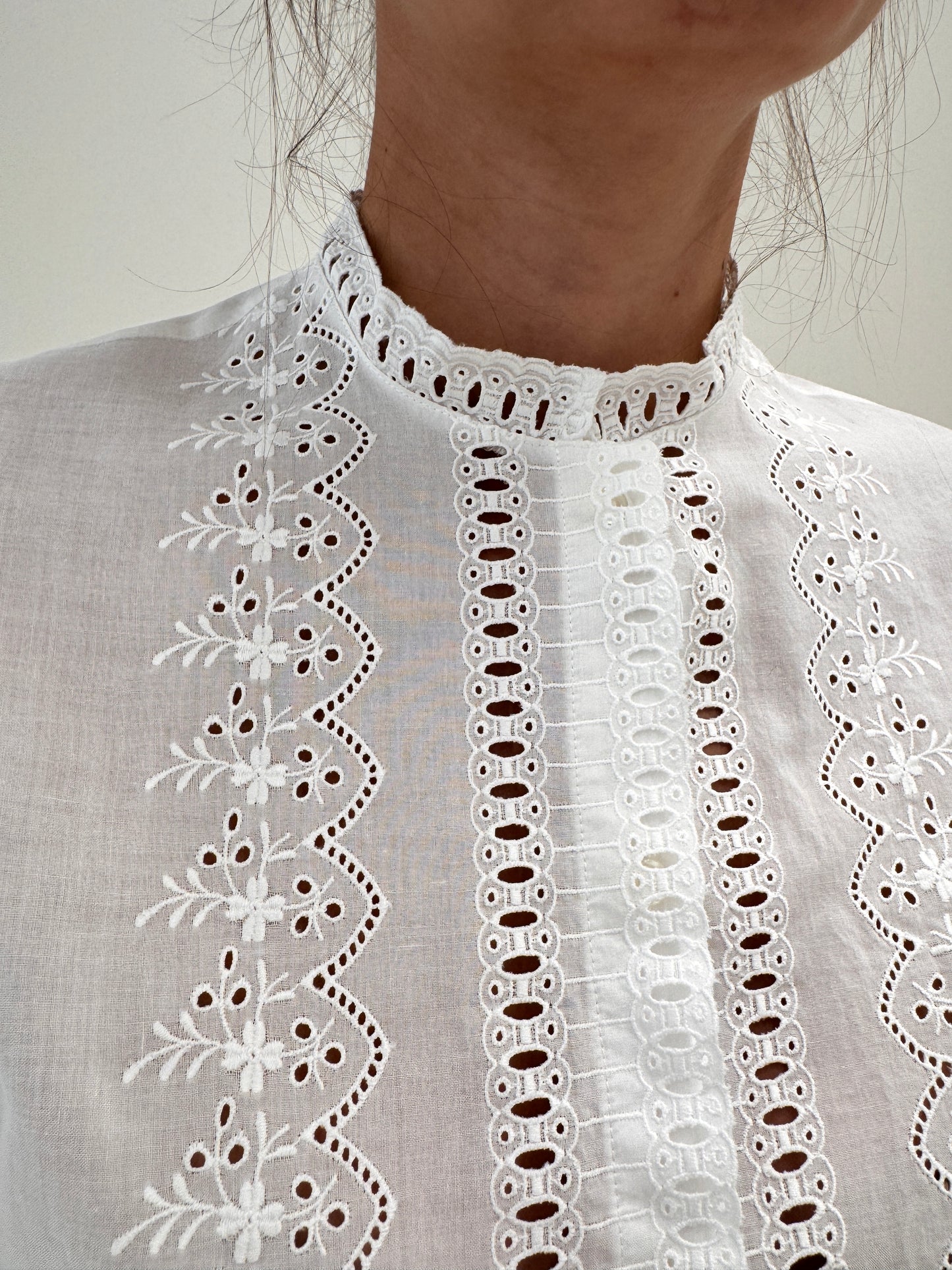 Cămașa vintage din panzica de bumbac excepțional cu broderie anglaise
