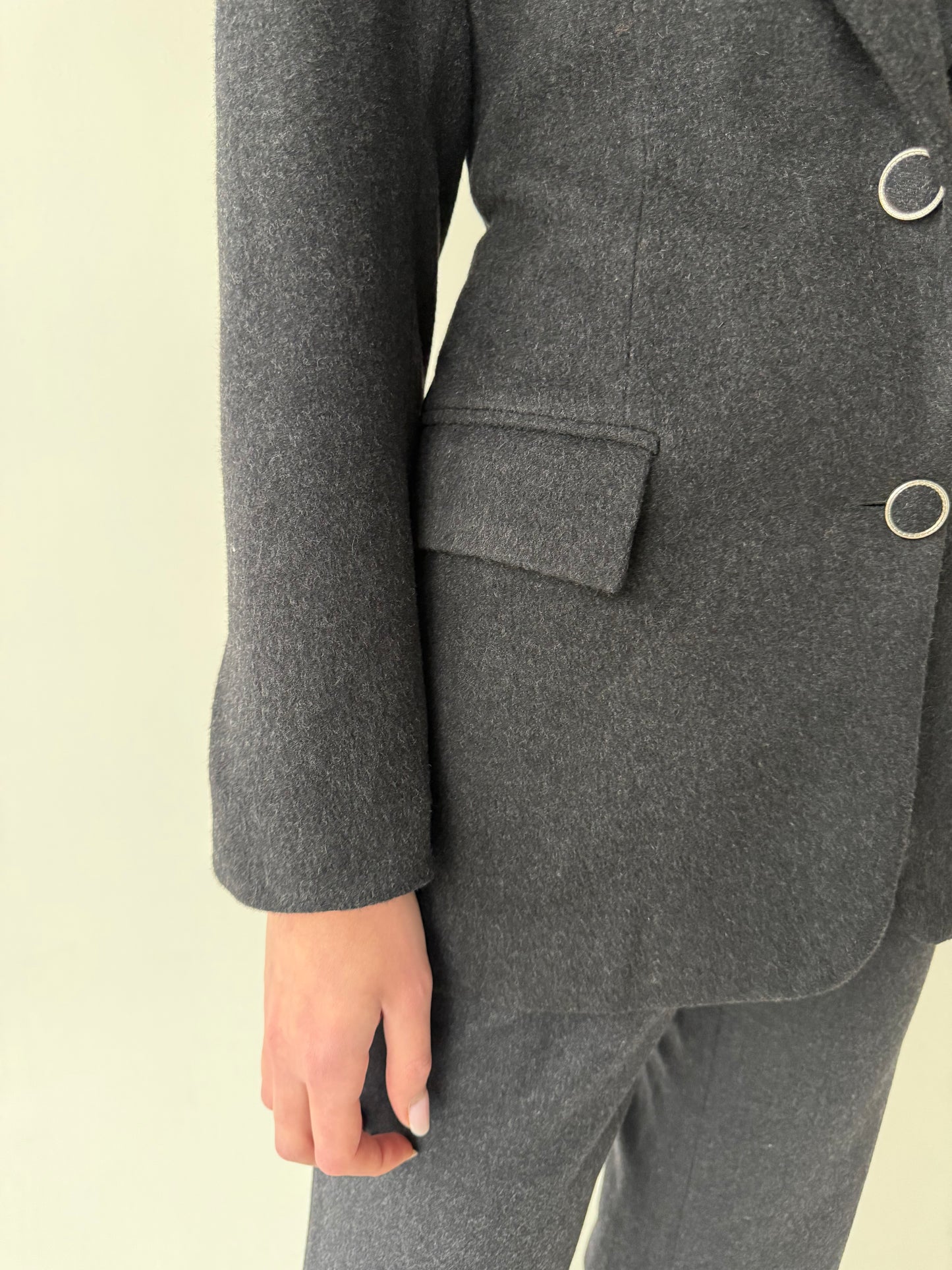 Sacou în croi lung și cambrat cu revere late din stofă plina