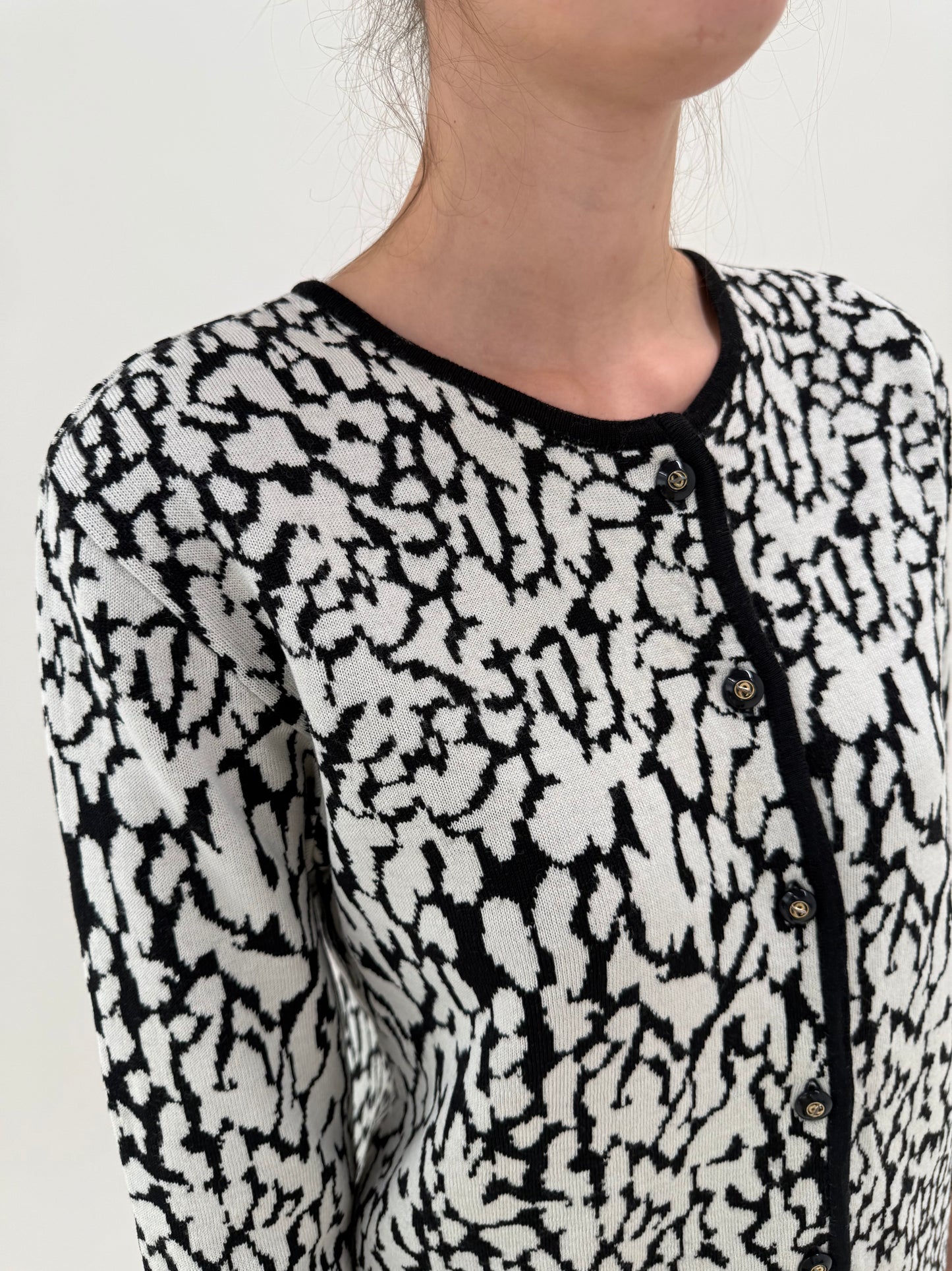 Jacheta alb negru din tricot de lana extrafina