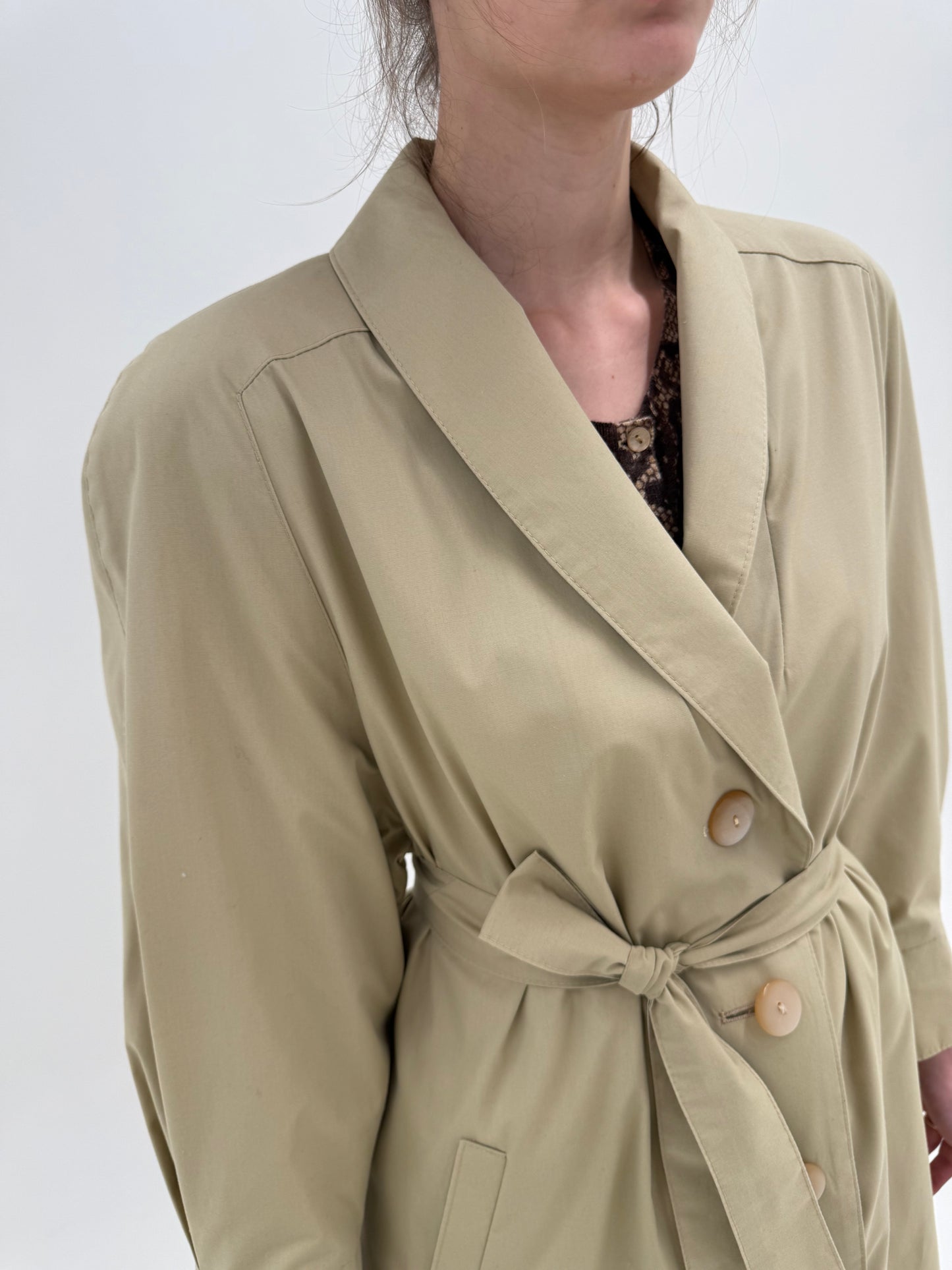 Trench vintage camel în croi ultra chic drapat super revenit în trend