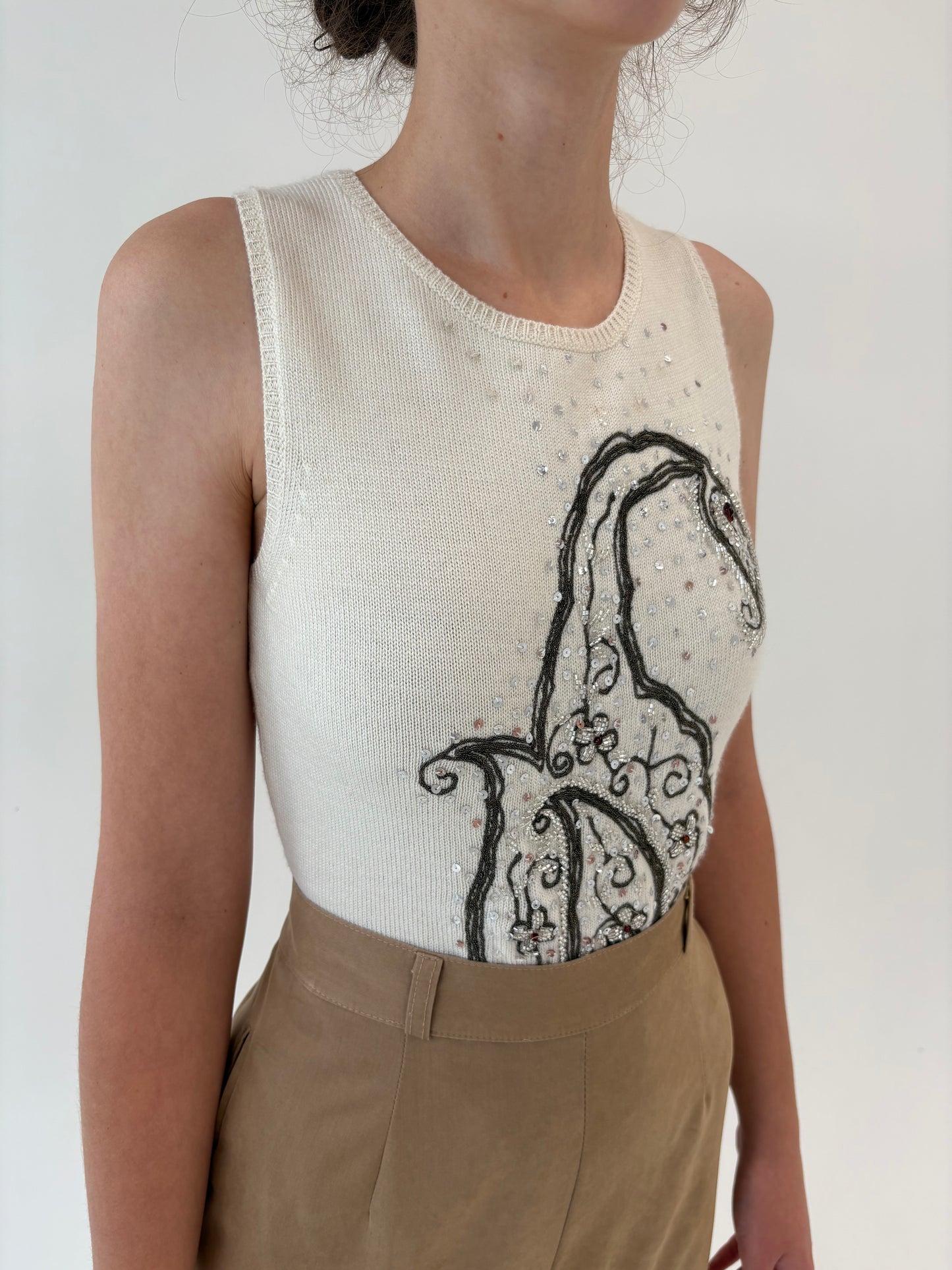 Top butter white din lana merino extrafina cu aplicații manuale delicate