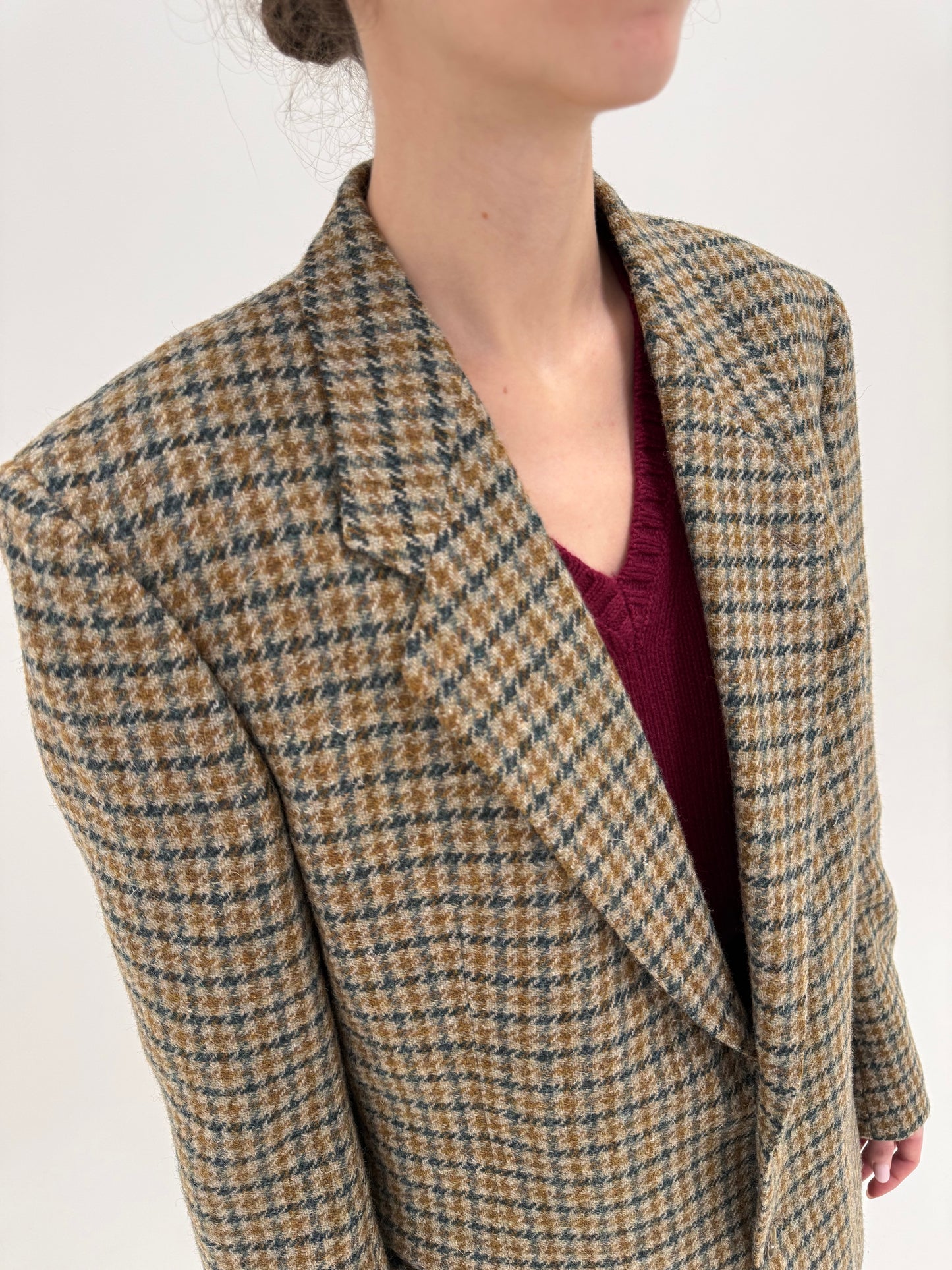 Sacou din tweed de lana pura extrafina în combinație clasică de culori