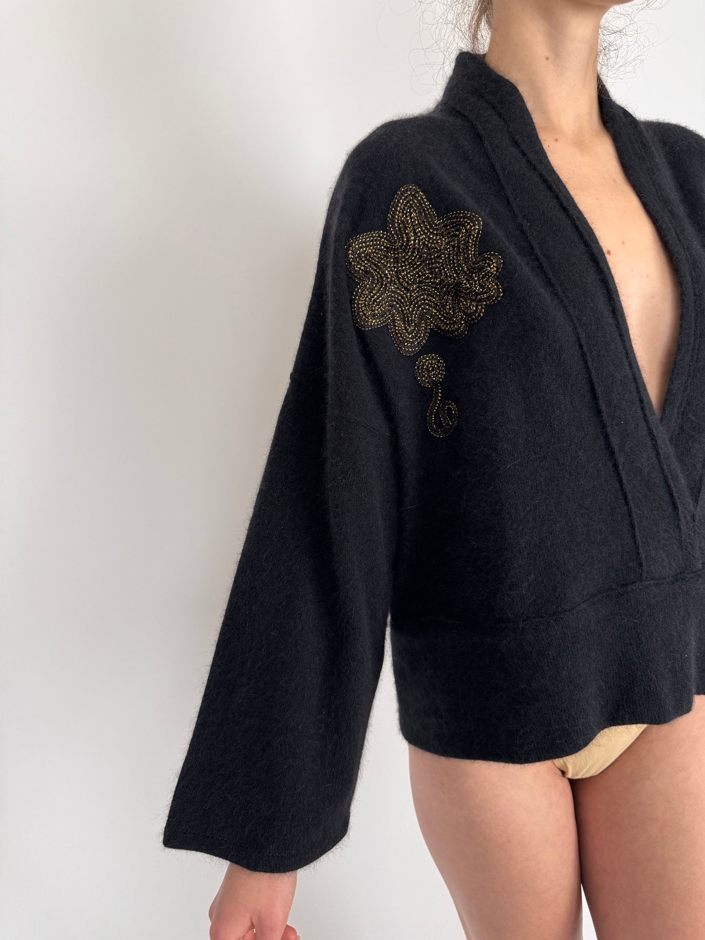 Pulover negru vintage superb cu broderie aurie în croi tip kimono